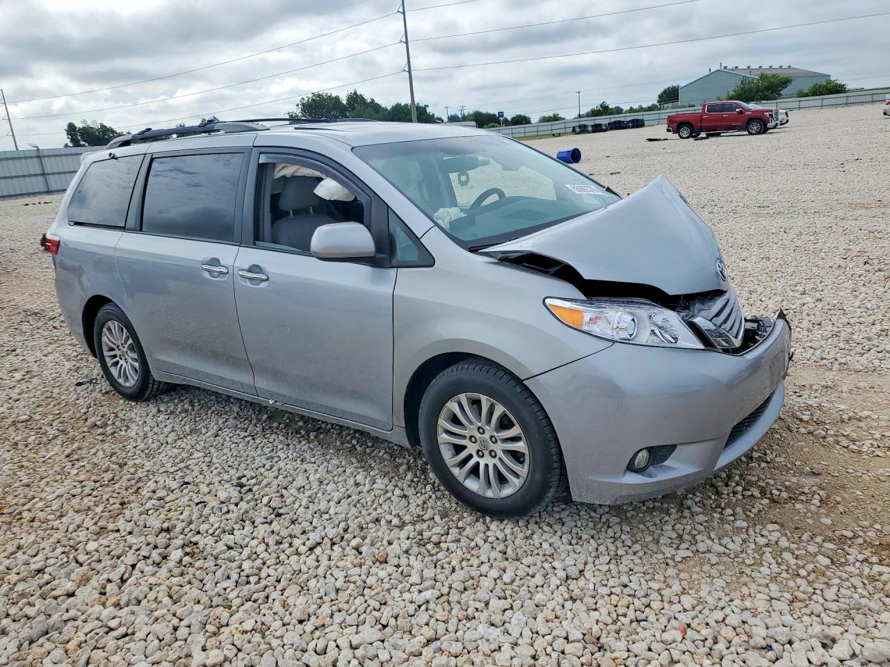 2015 Toyota Sienna Xle 8-passenger Silver vin: 5TDYK3DC1FS640307