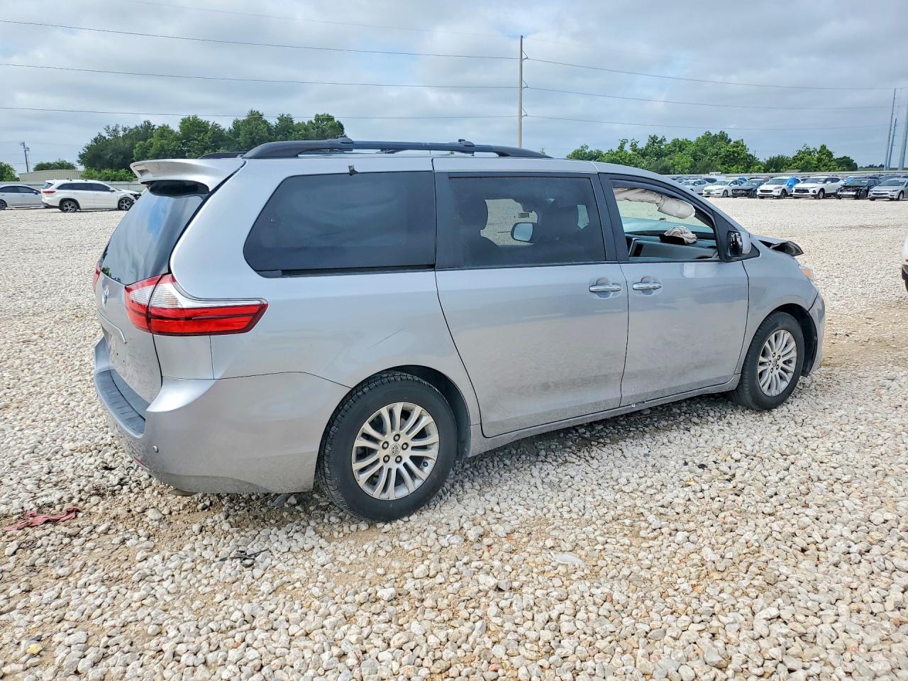 2015 Toyota Sienna Xle 8-passenger Silver vin: 5TDYK3DC1FS640307