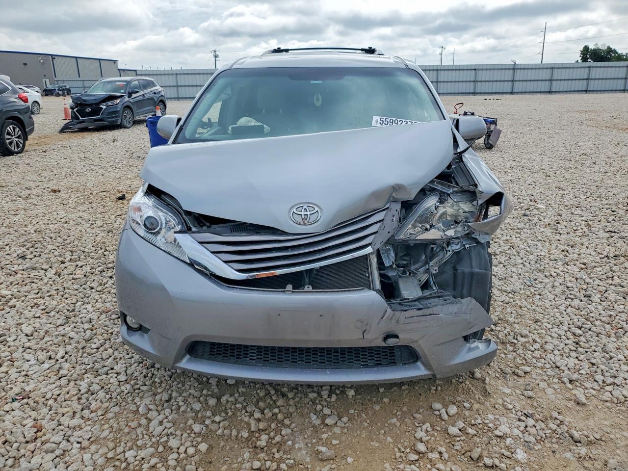 2015 Toyota Sienna Xle 8-passenger Silver vin: 5TDYK3DC1FS640307