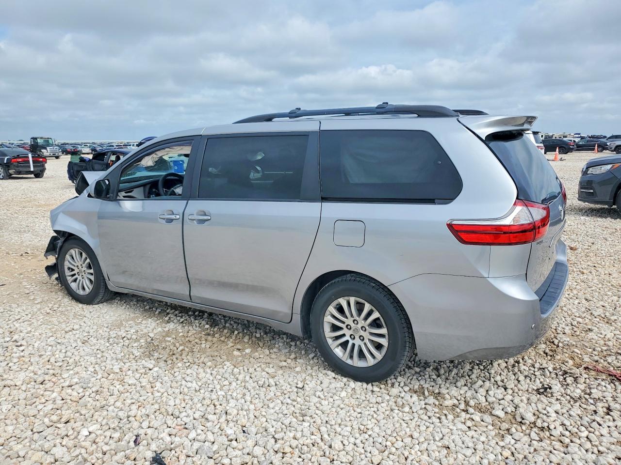 2015 Toyota Sienna Xle 8-passenger Silver vin: 5TDYK3DC1FS640307