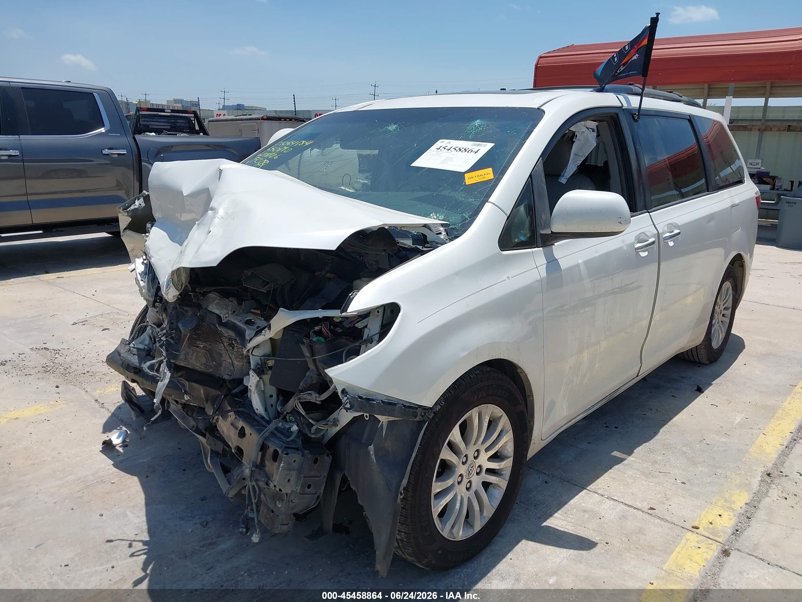 2015 Toyota Sienna Xle 8 Passenger White vin: 5TDYK3DC1FS650190