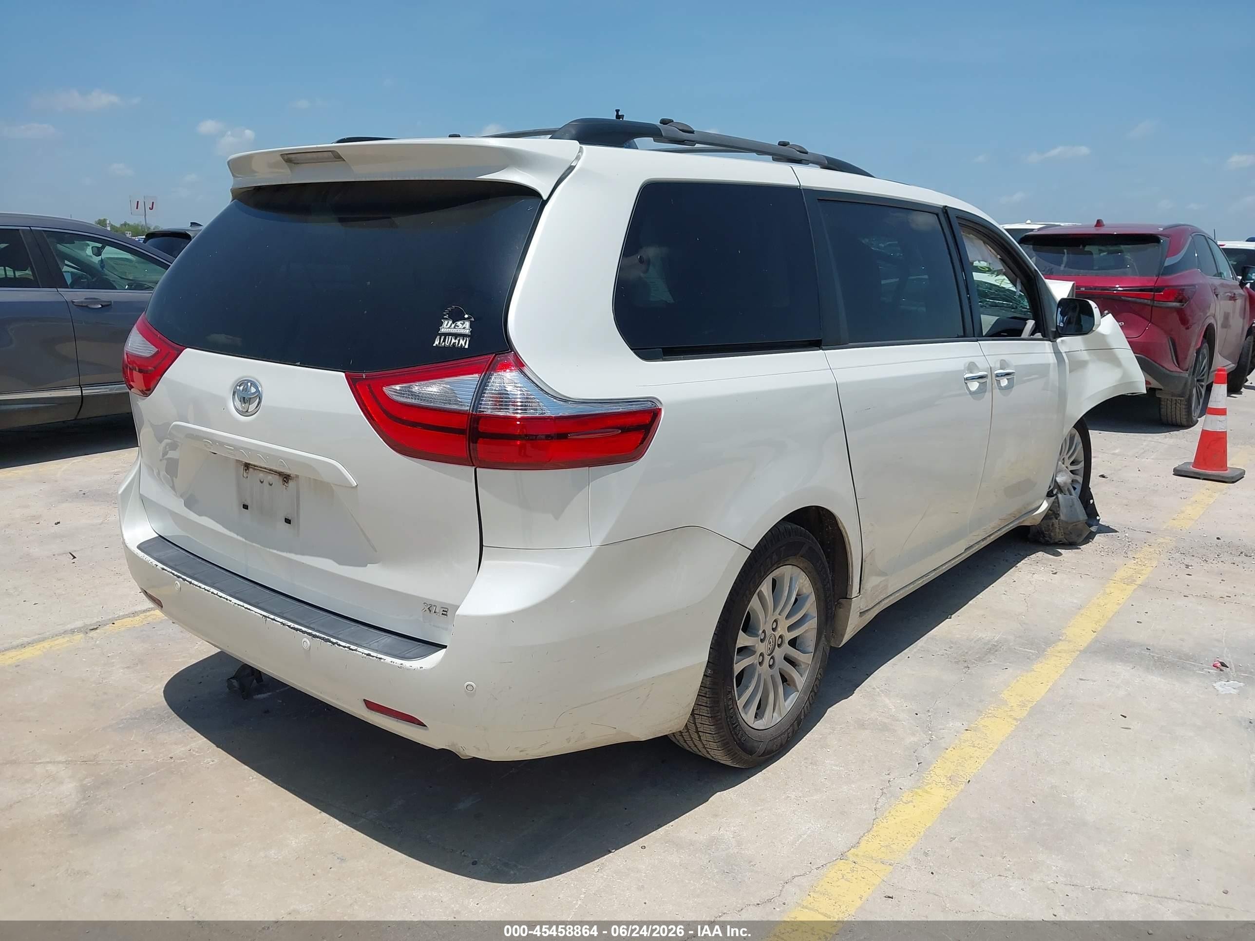 2015 Toyota Sienna Xle 8 Passenger White vin: 5TDYK3DC1FS650190