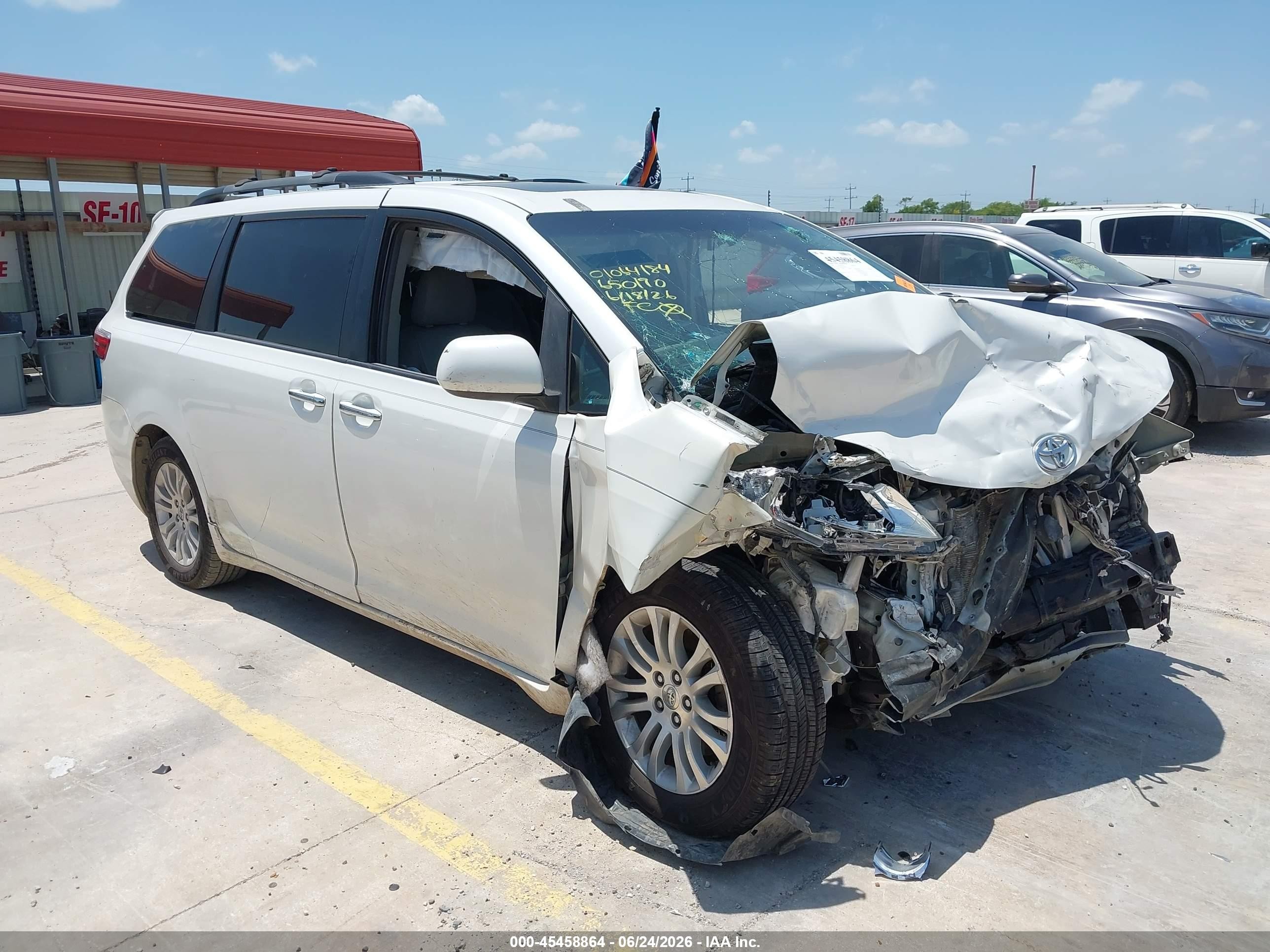 2015 Toyota Sienna Xle 8 Passenger White vin: 5TDYK3DC1FS650190
