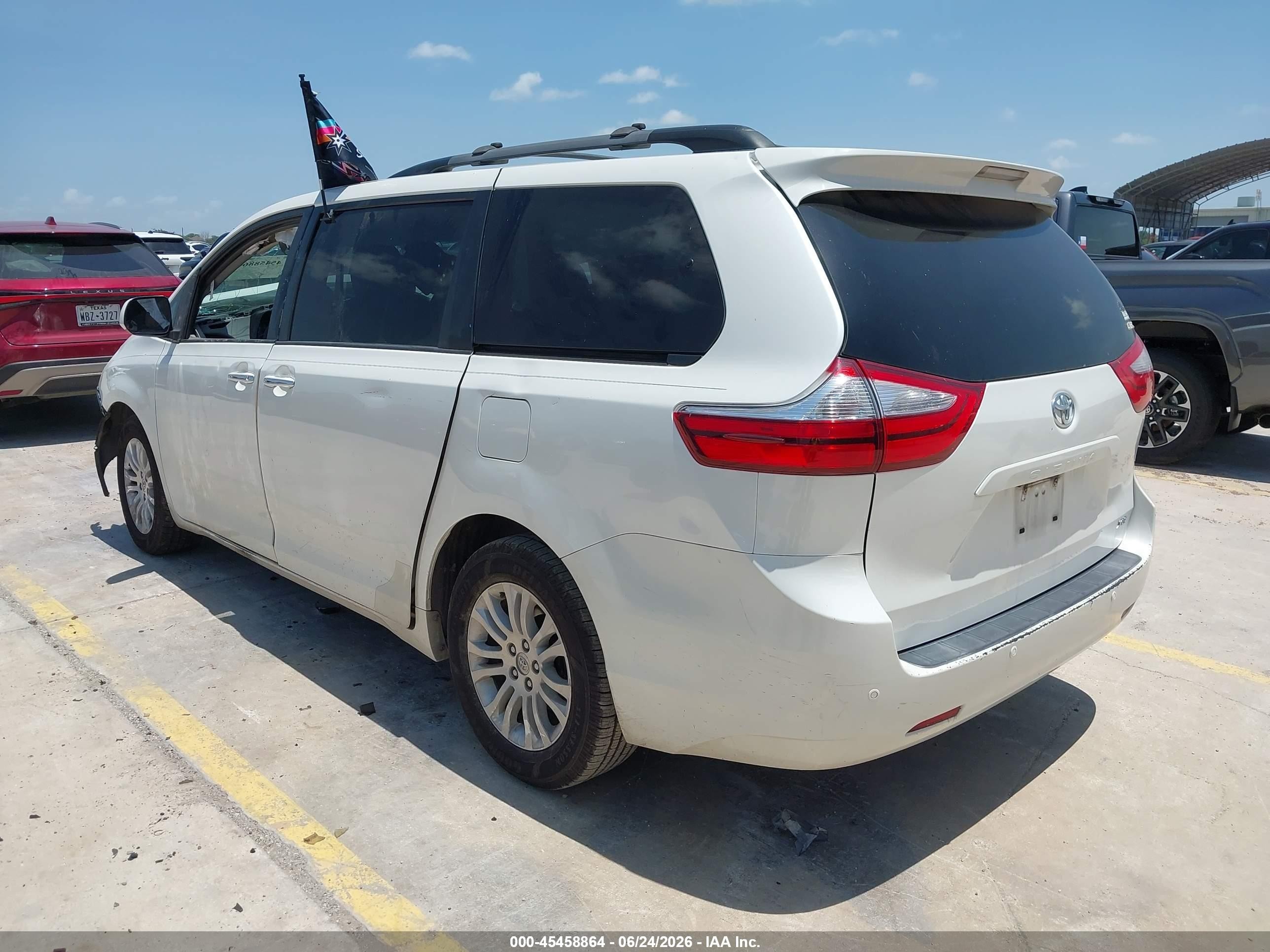 2015 Toyota Sienna Xle 8 Passenger White vin: 5TDYK3DC1FS650190