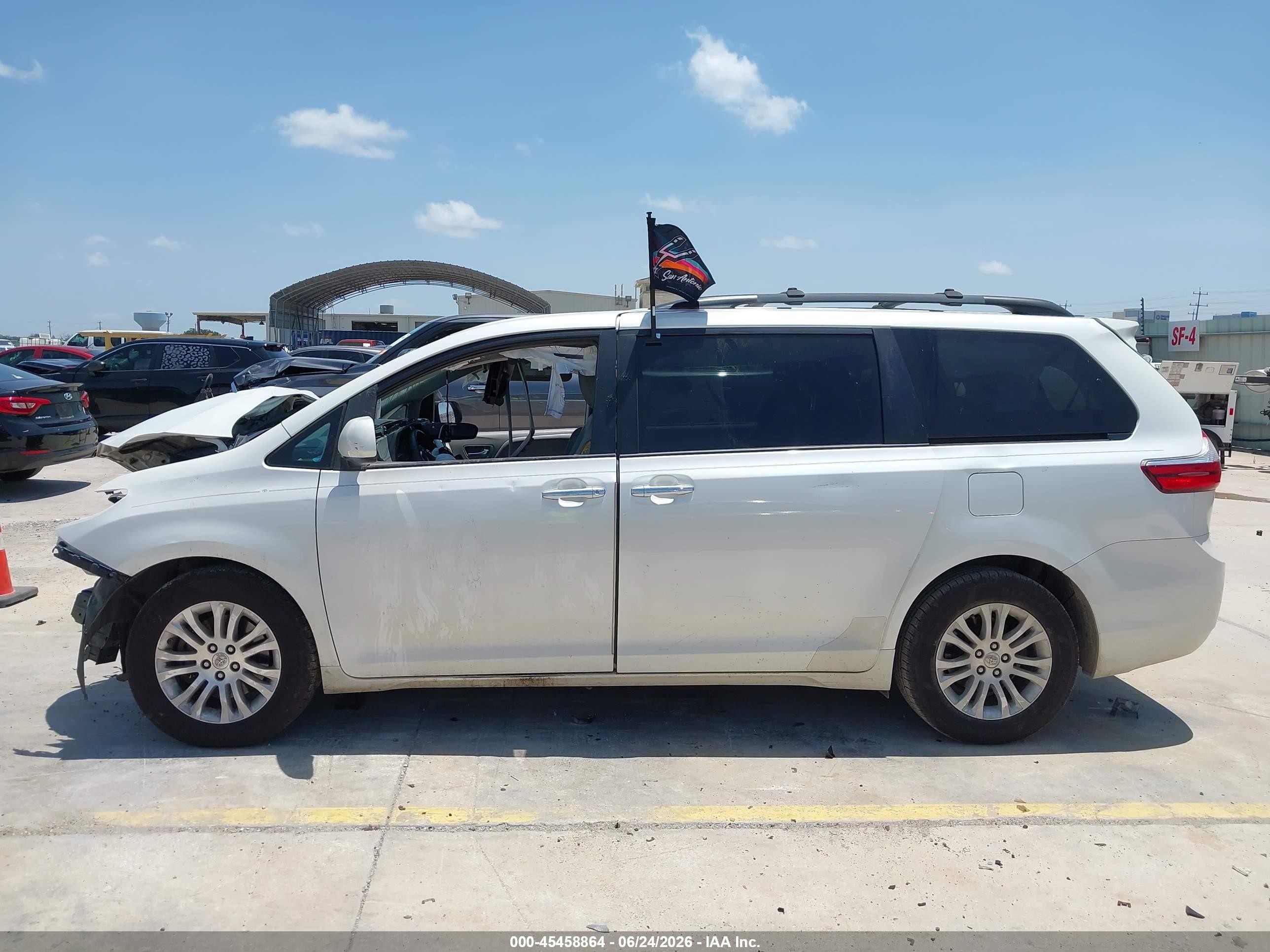 2015 Toyota Sienna Xle 8 Passenger White vin: 5TDYK3DC1FS650190