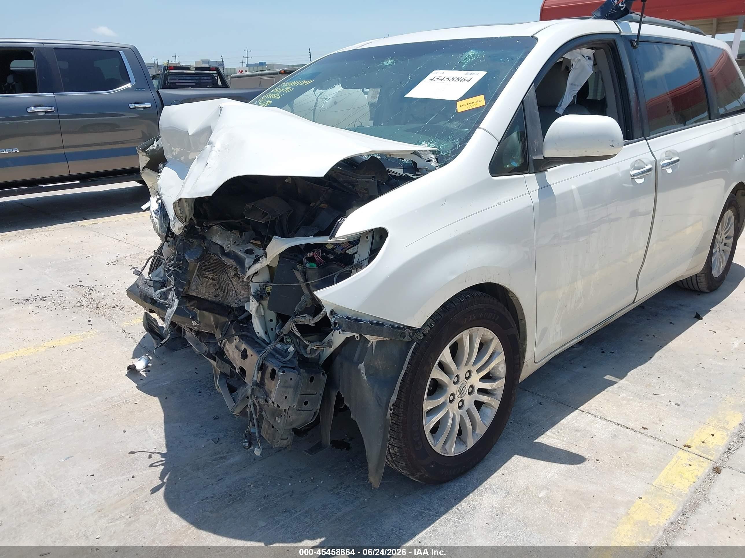 2015 Toyota Sienna Xle 8 Passenger White vin: 5TDYK3DC1FS650190