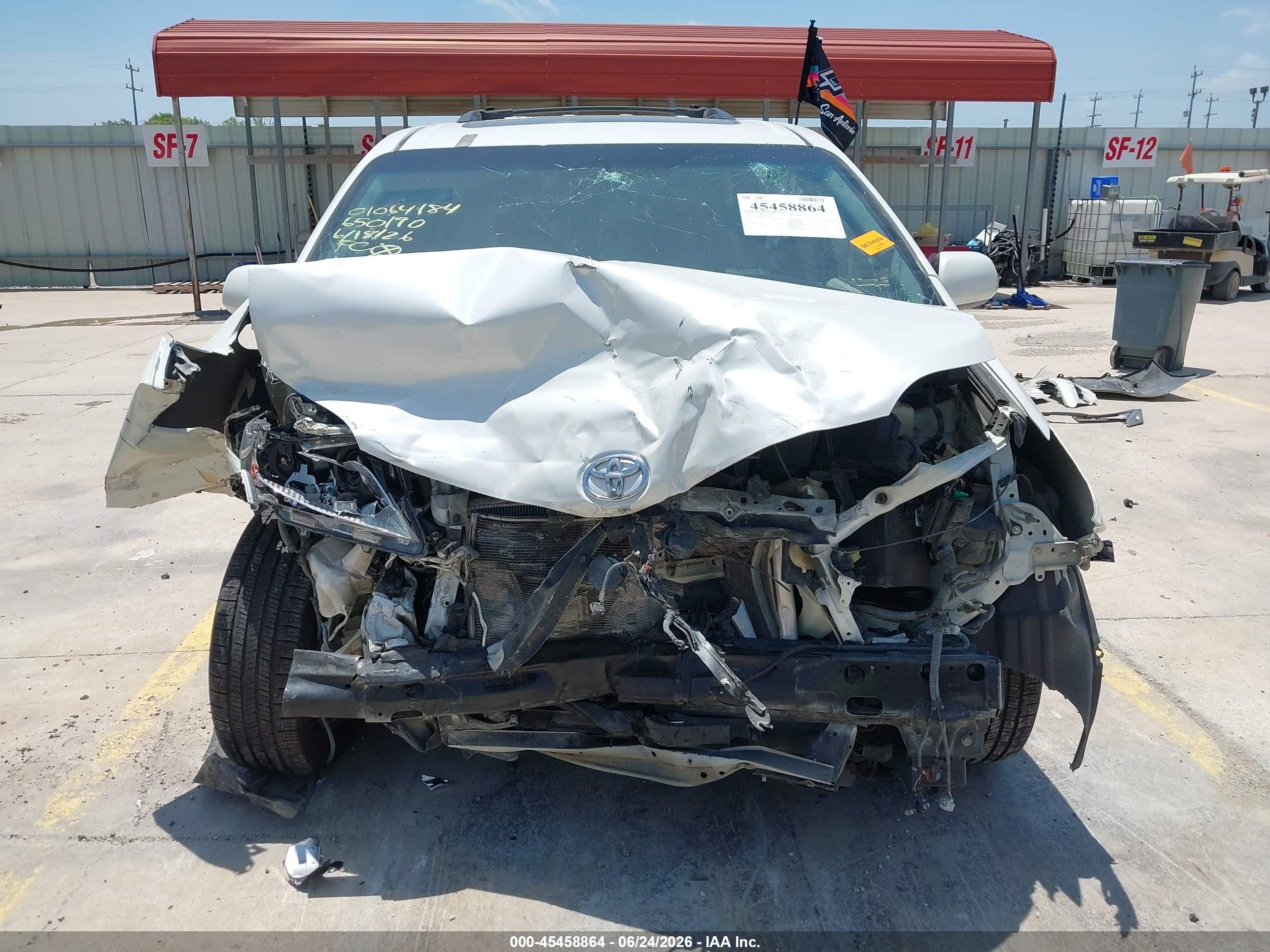 2015 Toyota Sienna Xle 8 Passenger White vin: 5TDYK3DC1FS650190