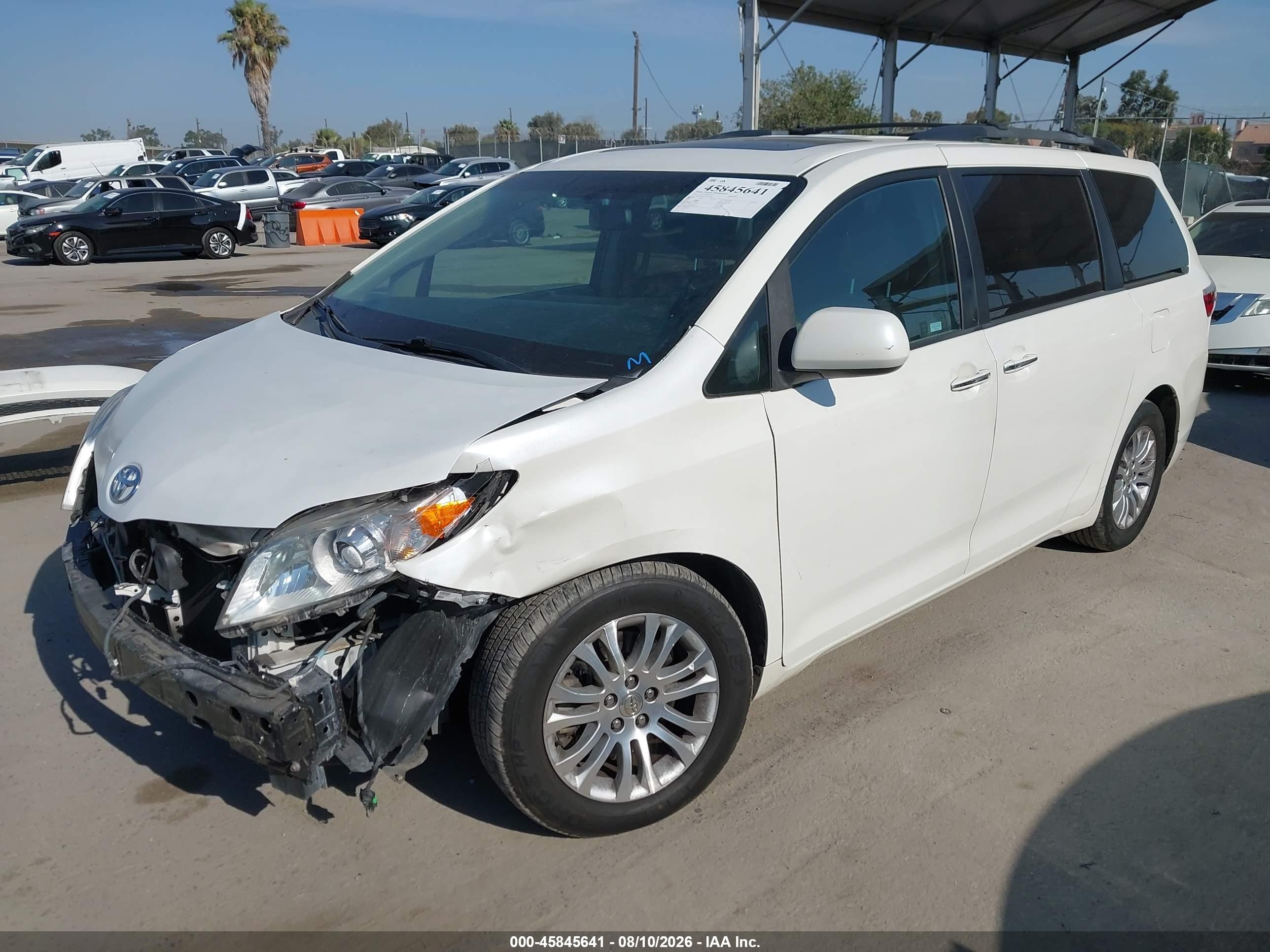 2015 Toyota Sienna Xle 8 Passenger White vin: 5TDYK3DC1FS654983