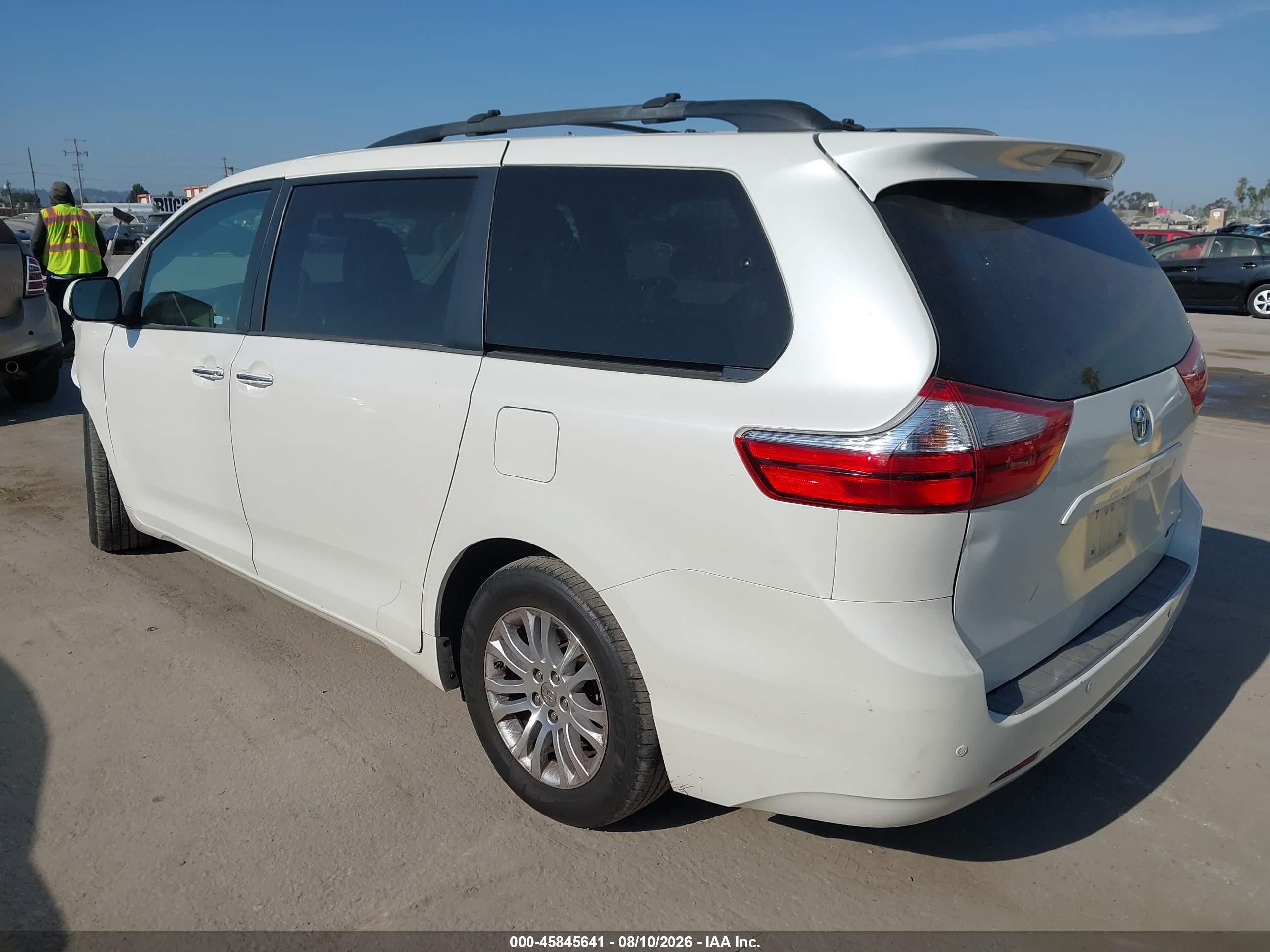 2015 Toyota Sienna Xle 8 Passenger White vin: 5TDYK3DC1FS654983