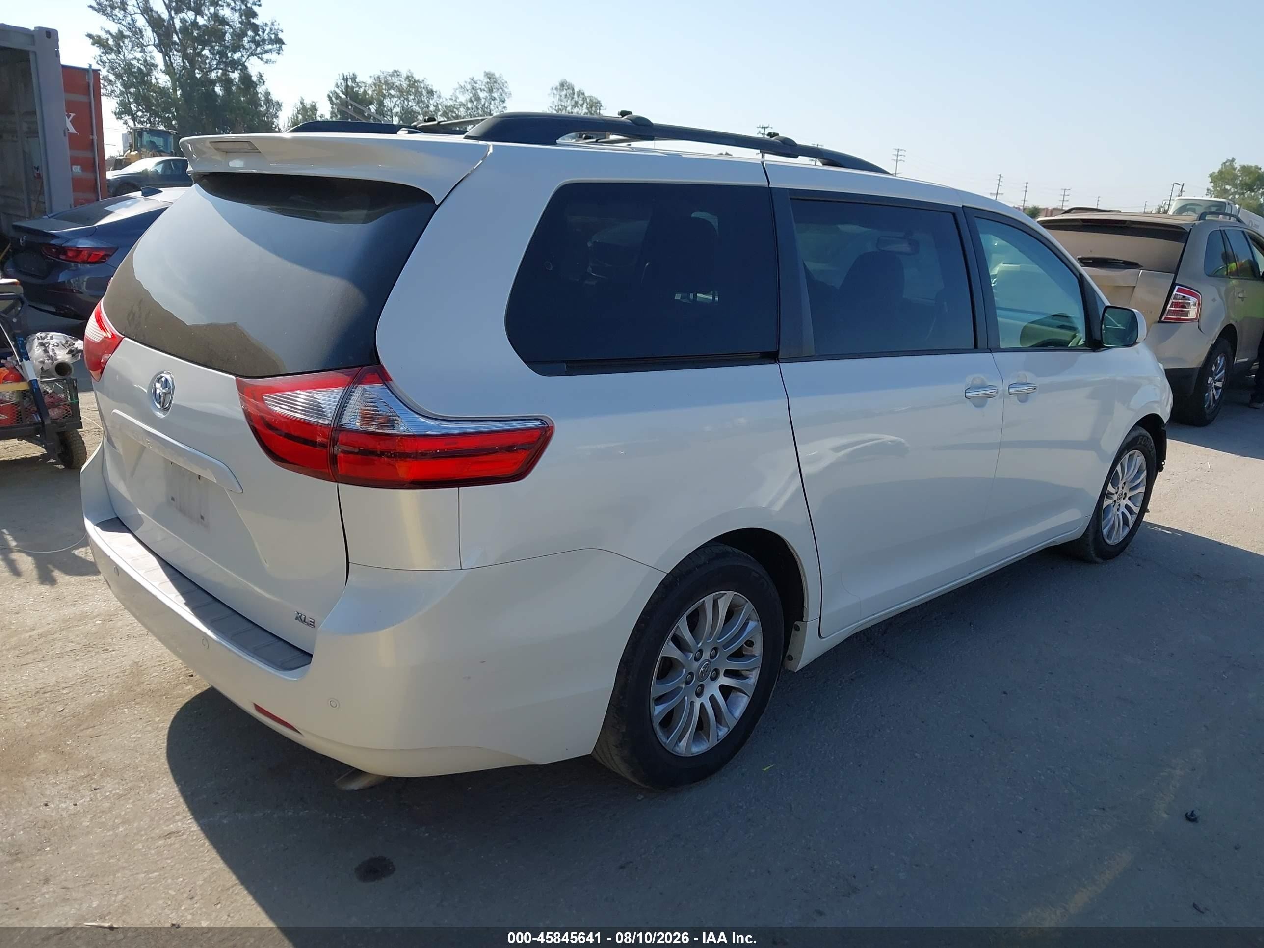 2015 Toyota Sienna Xle 8 Passenger White vin: 5TDYK3DC1FS654983