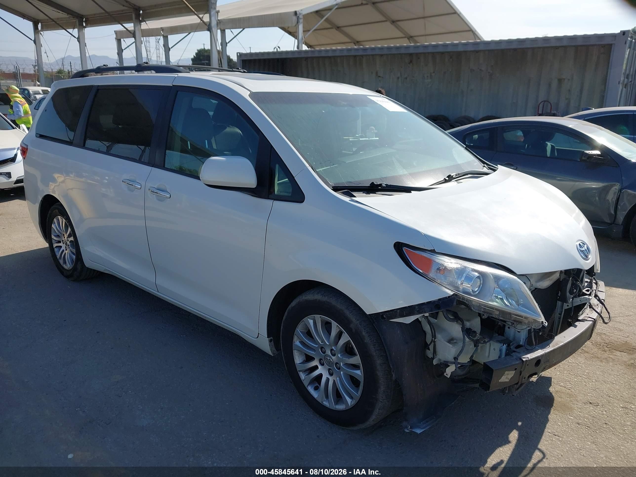 2015 Toyota Sienna Xle 8 Passenger White vin: 5TDYK3DC1FS654983