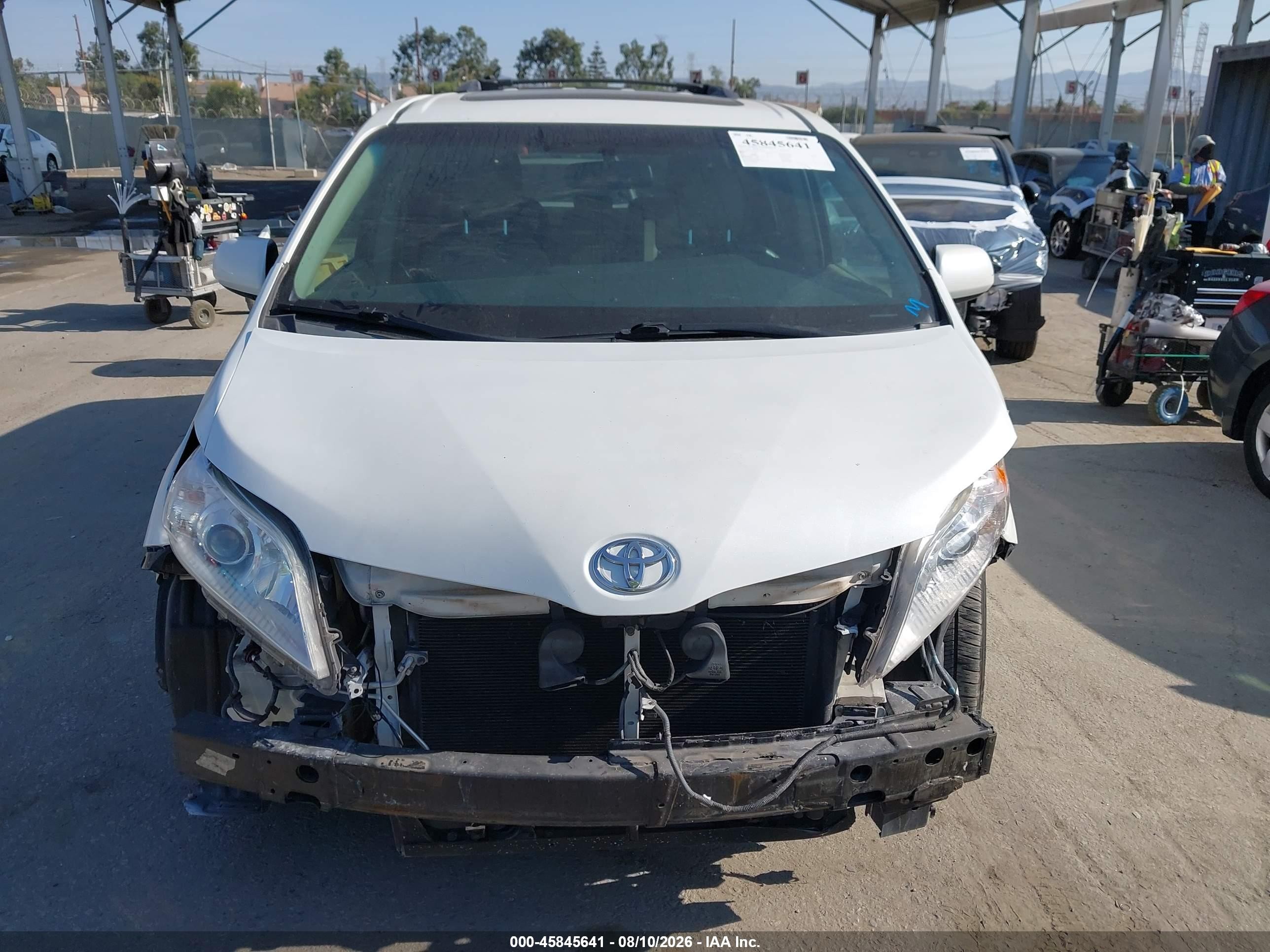 2015 Toyota Sienna Xle 8 Passenger White vin: 5TDYK3DC1FS654983