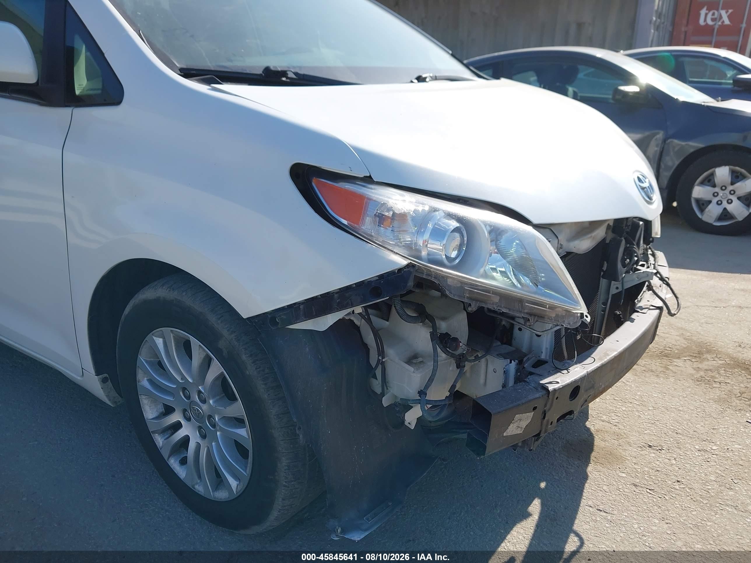 2015 Toyota Sienna Xle 8 Passenger White vin: 5TDYK3DC1FS654983