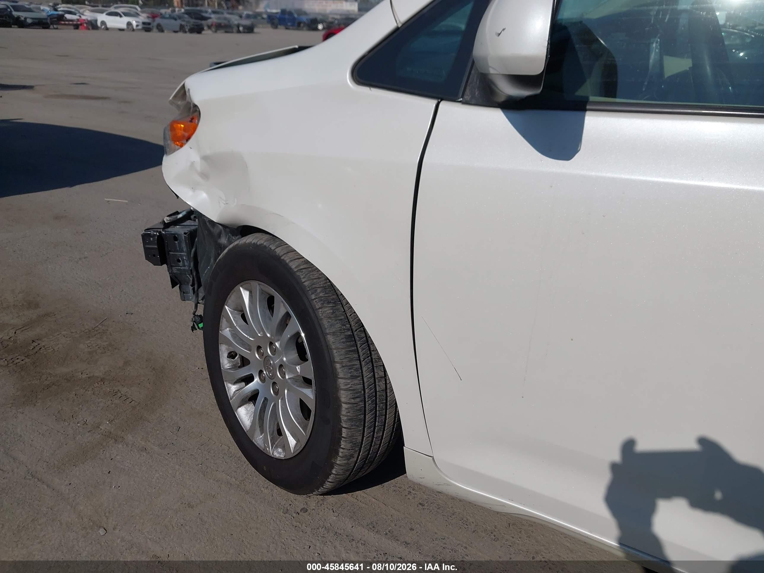 2015 Toyota Sienna Xle 8 Passenger White vin: 5TDYK3DC1FS654983