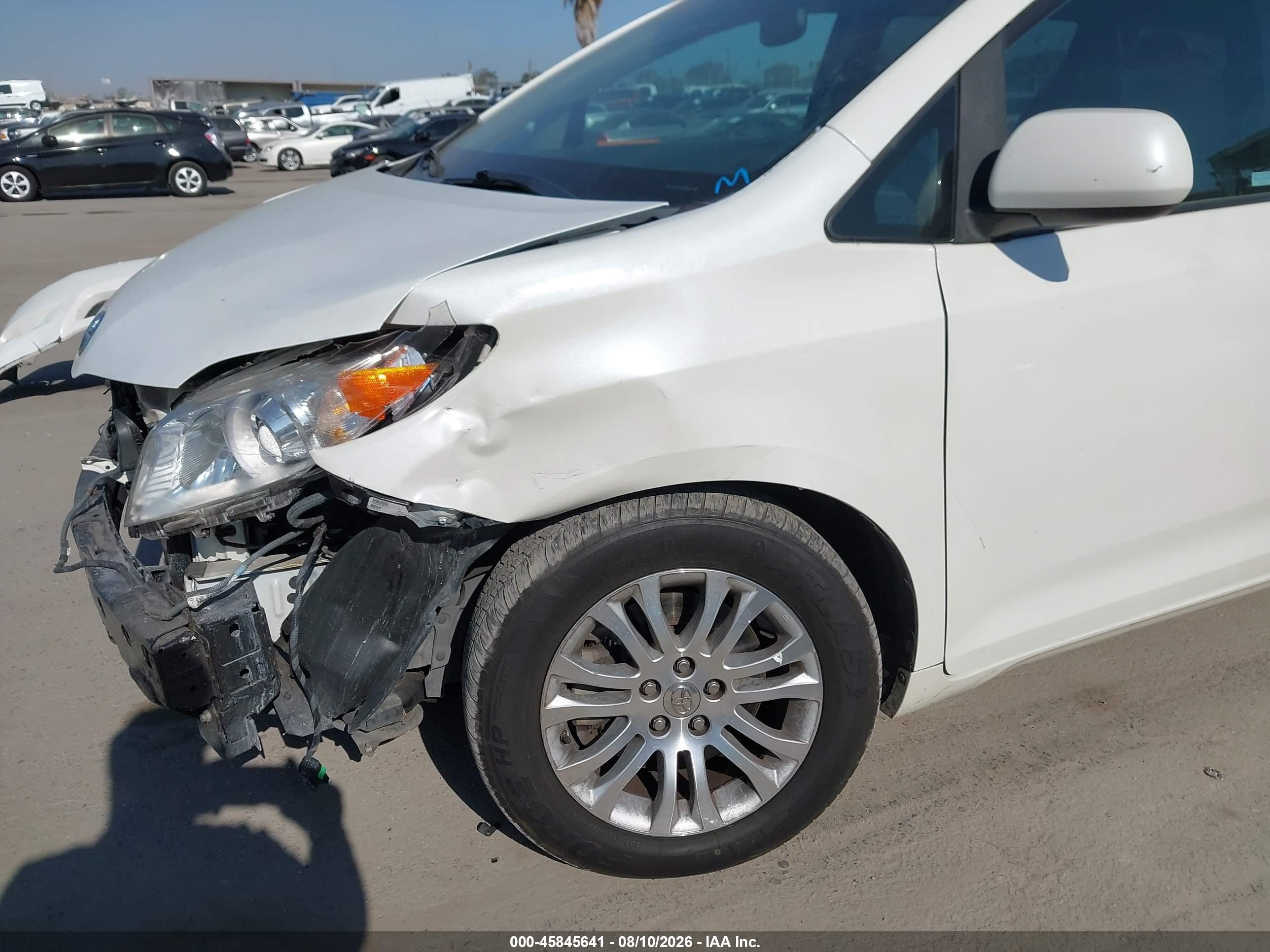 2015 Toyota Sienna Xle 8 Passenger White vin: 5TDYK3DC1FS654983
