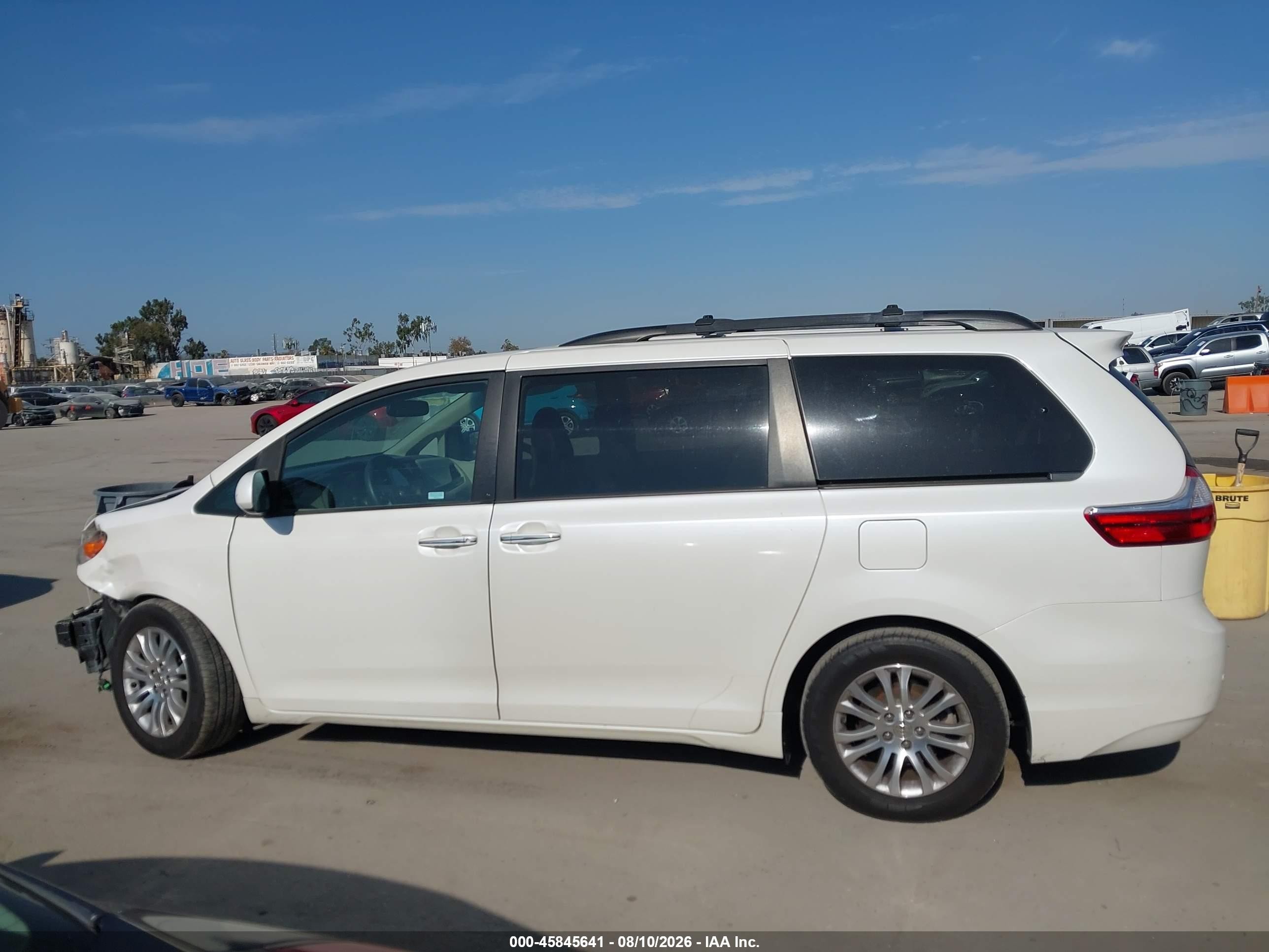 2015 Toyota Sienna Xle 8 Passenger White vin: 5TDYK3DC1FS654983