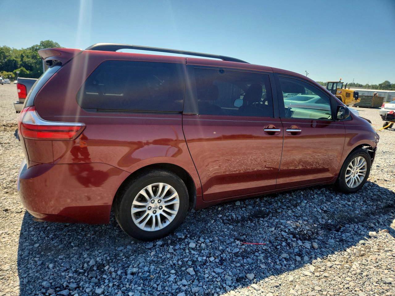 2015 Toyota Sienna Xle Premium 8-passenger Burgundy vin: 5TDYK3DC1FS658774