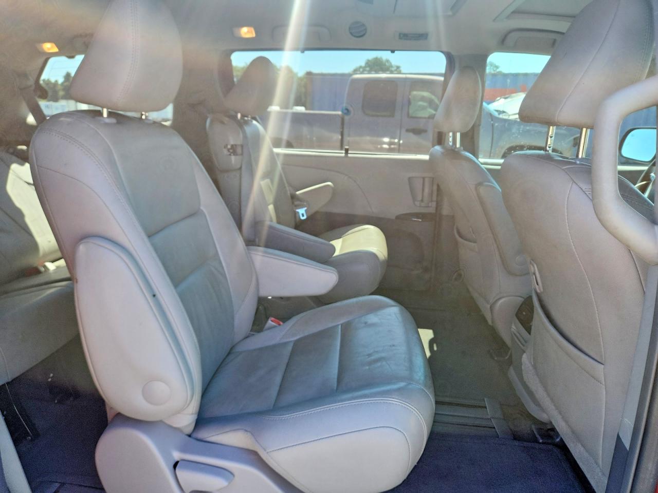 2015 Toyota Sienna Xle Premium 8-passenger Burgundy vin: 5TDYK3DC1FS658774