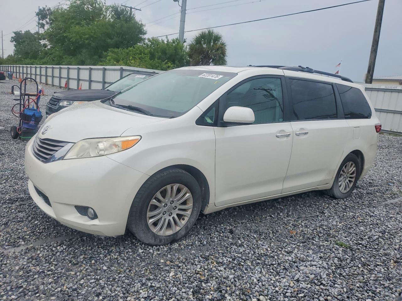 2015 Toyota Sienna Xle 8-passenger White vin: 5TDYK3DC1FS668866