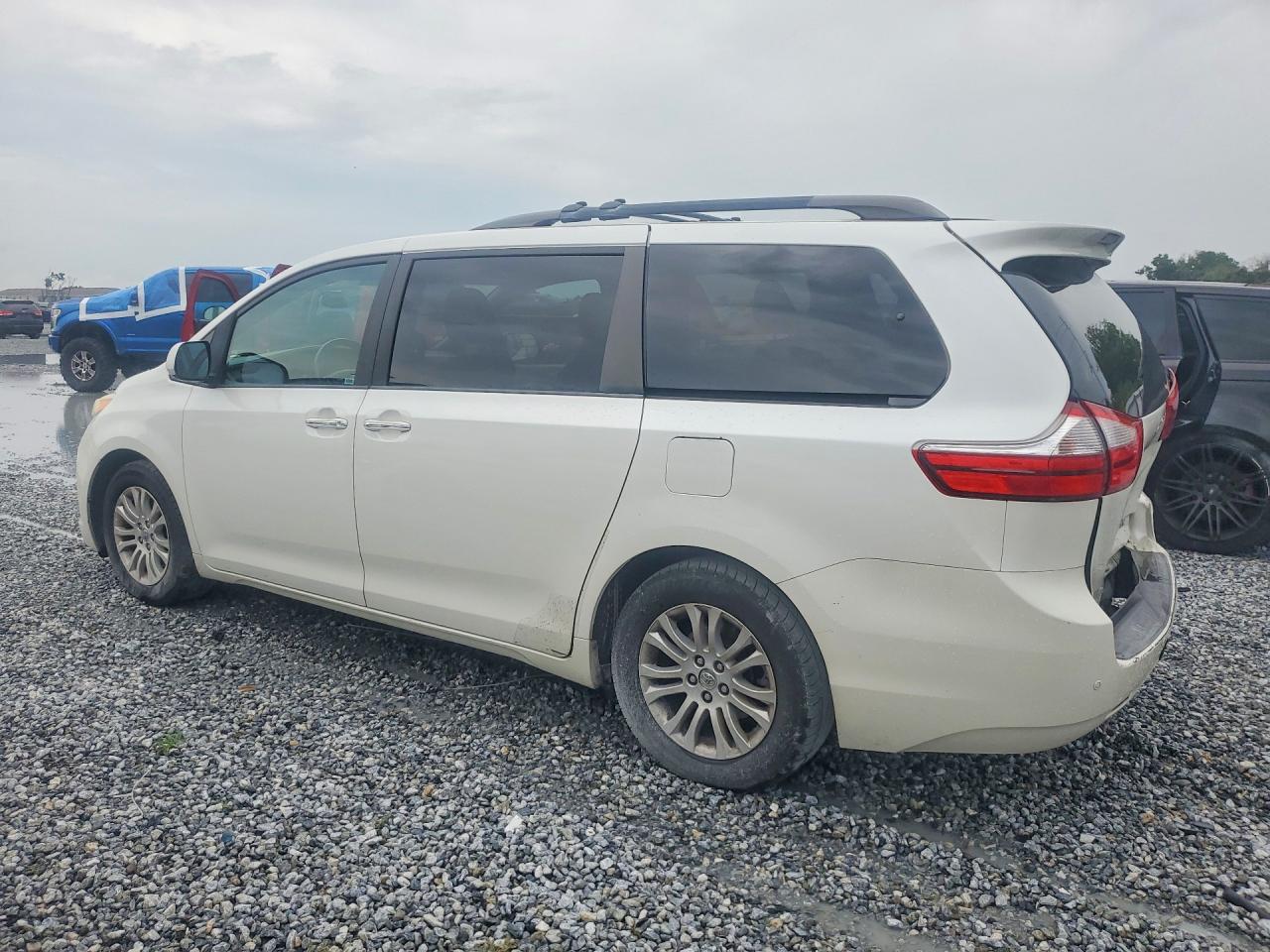 2015 Toyota Sienna Xle 8-passenger White vin: 5TDYK3DC1FS668866