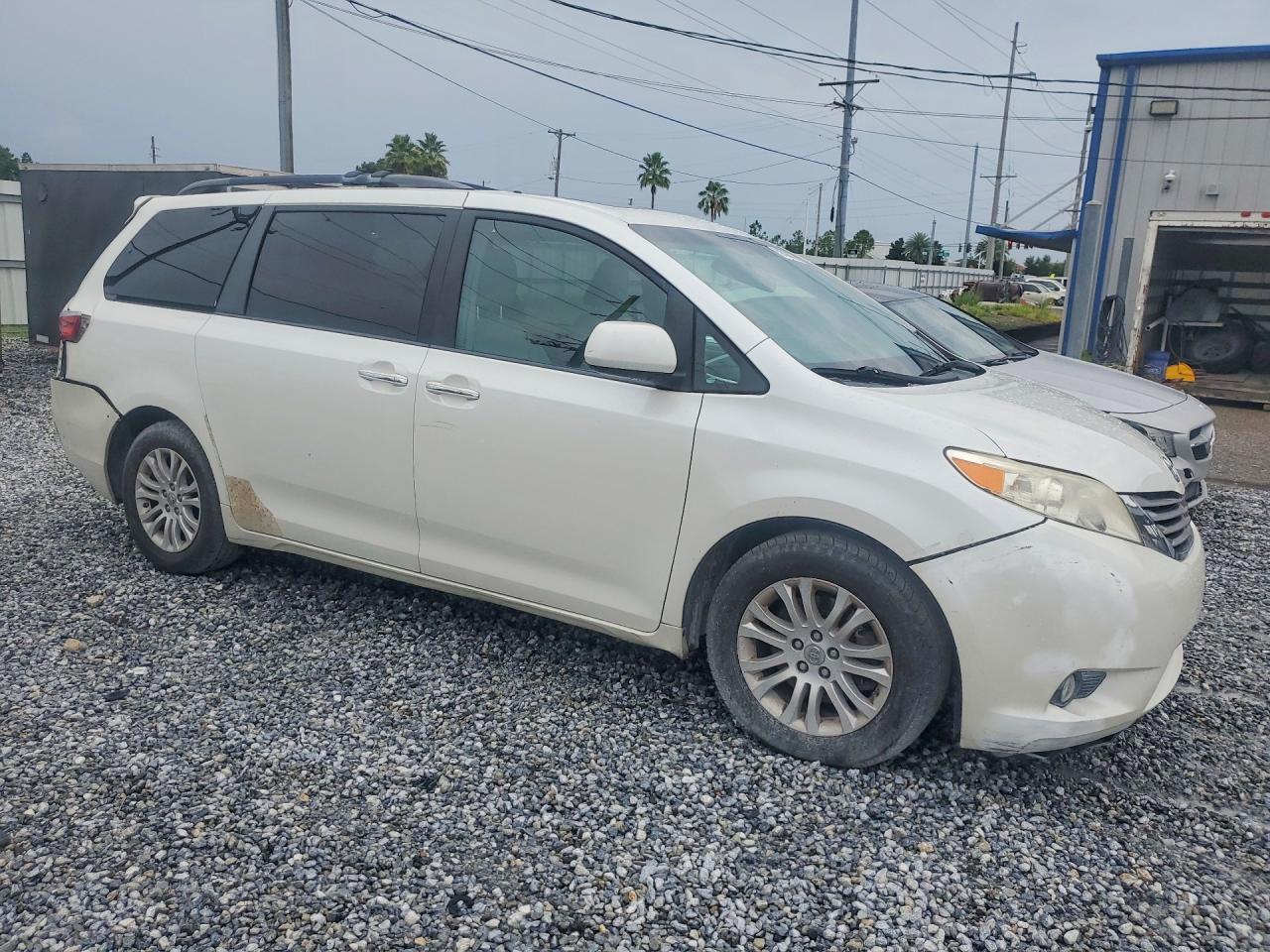 2015 Toyota Sienna Xle 8-passenger White vin: 5TDYK3DC1FS668866
