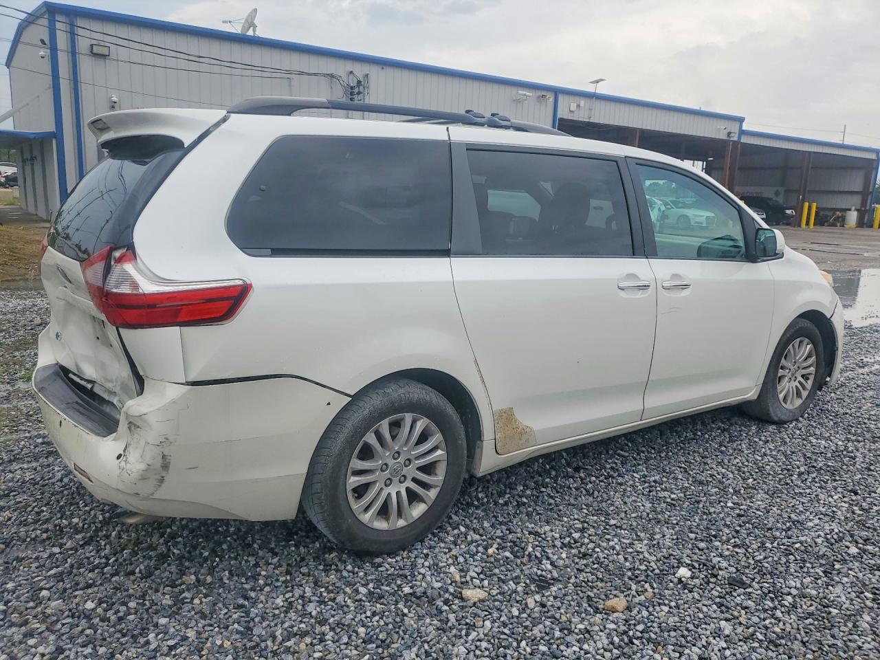 2015 Toyota Sienna Xle 8-passenger White vin: 5TDYK3DC1FS668866
