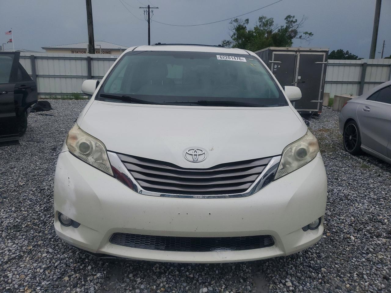 2015 Toyota Sienna Xle 8-passenger White vin: 5TDYK3DC1FS668866