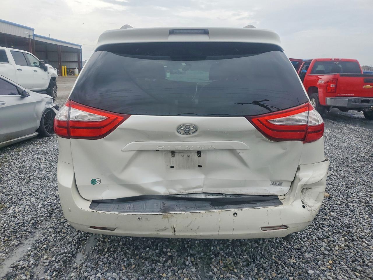 2015 Toyota Sienna Xle 8-passenger White vin: 5TDYK3DC1FS668866
