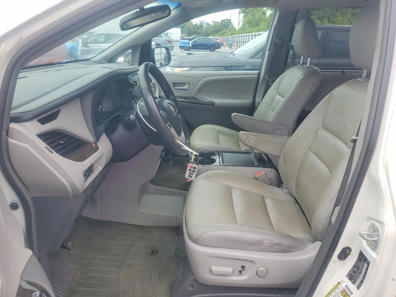 2015 Toyota Sienna Xle 8-passenger White vin: 5TDYK3DC1FS668866