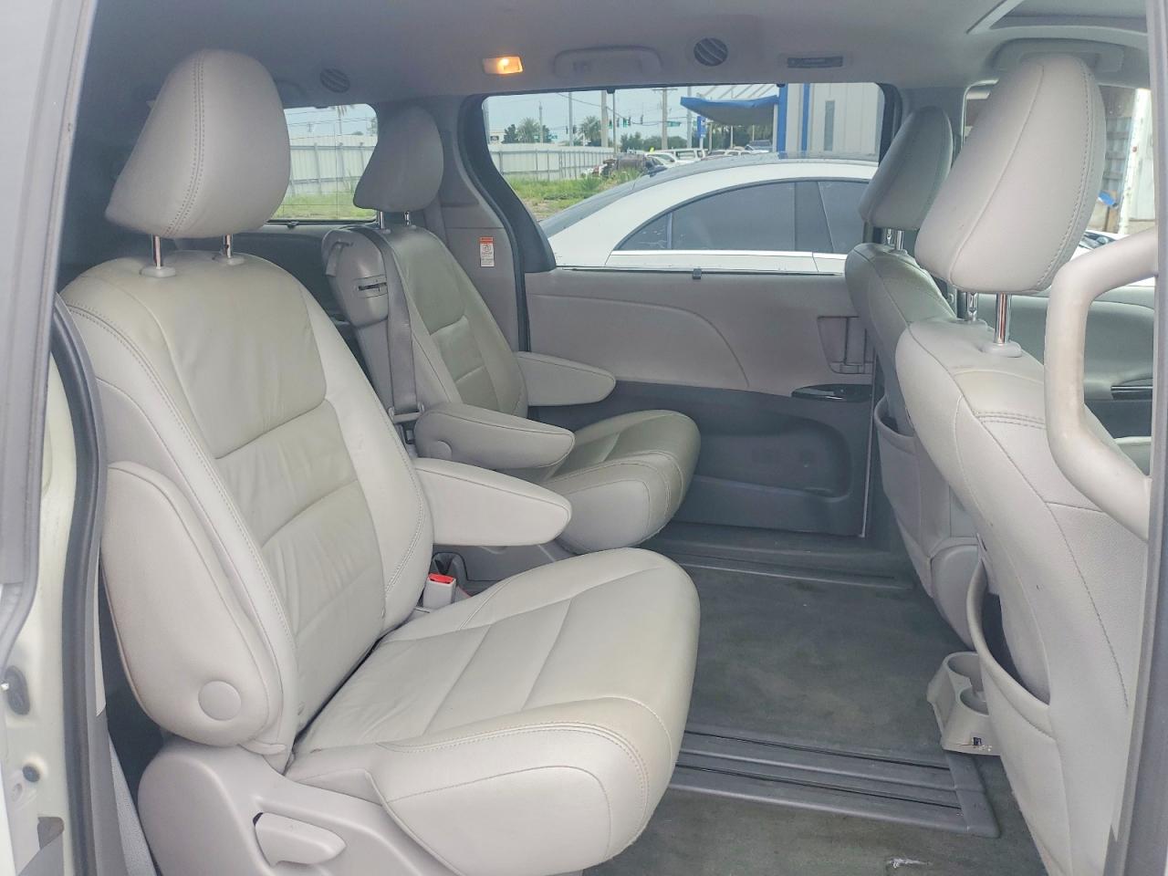 2015 Toyota Sienna Xle 8-passenger White vin: 5TDYK3DC1FS668866