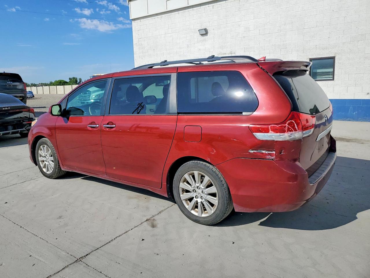 2011 Toyota Sienna Limited 7-passenger Red vin: 5TDYK3DC2BS007566