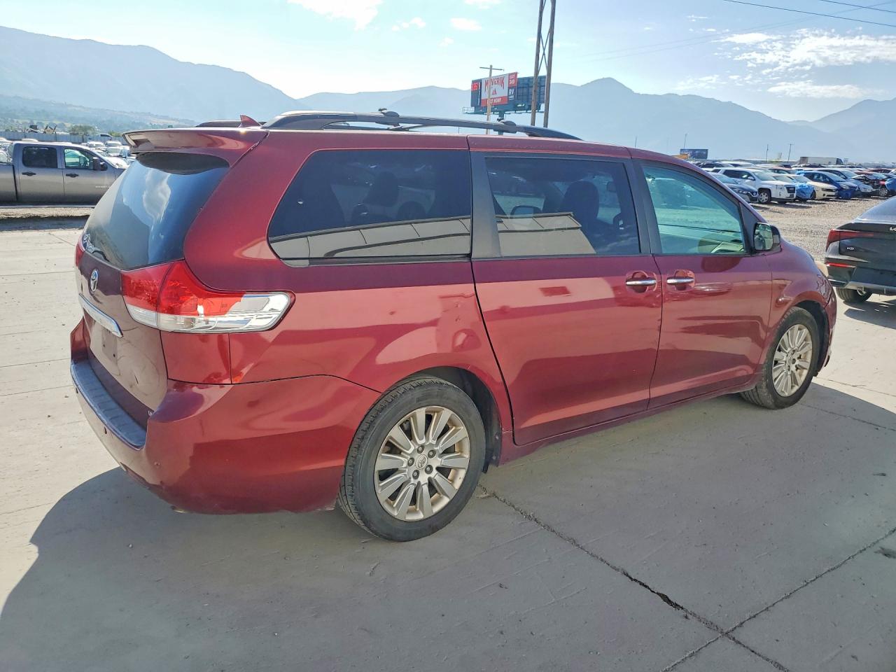 2011 Toyota Sienna Limited 7-passenger Red vin: 5TDYK3DC2BS007566