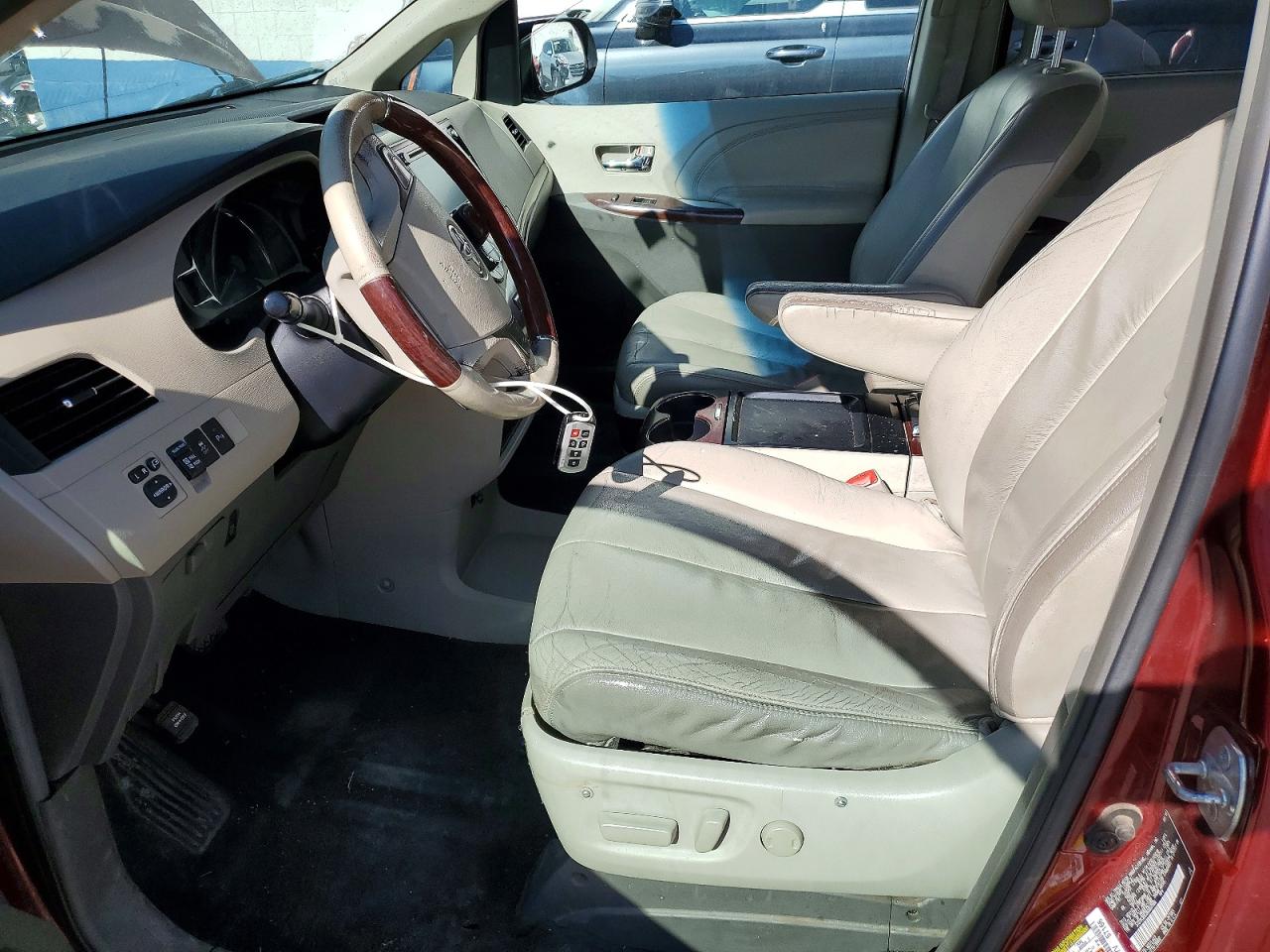 2011 Toyota Sienna Limited 7-passenger Red vin: 5TDYK3DC2BS007566