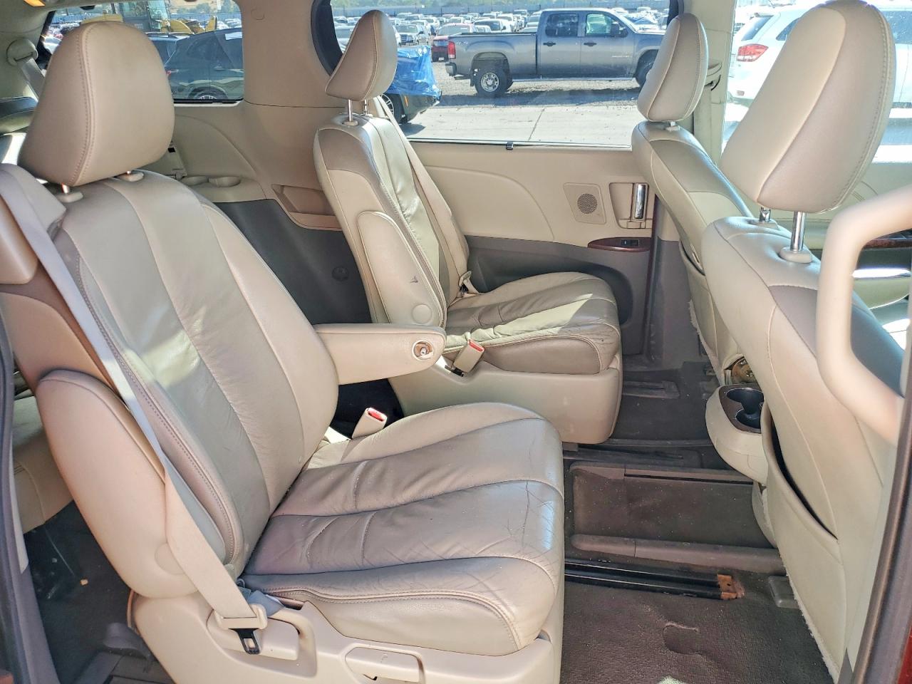 2011 Toyota Sienna Limited 7-passenger Red vin: 5TDYK3DC2BS007566
