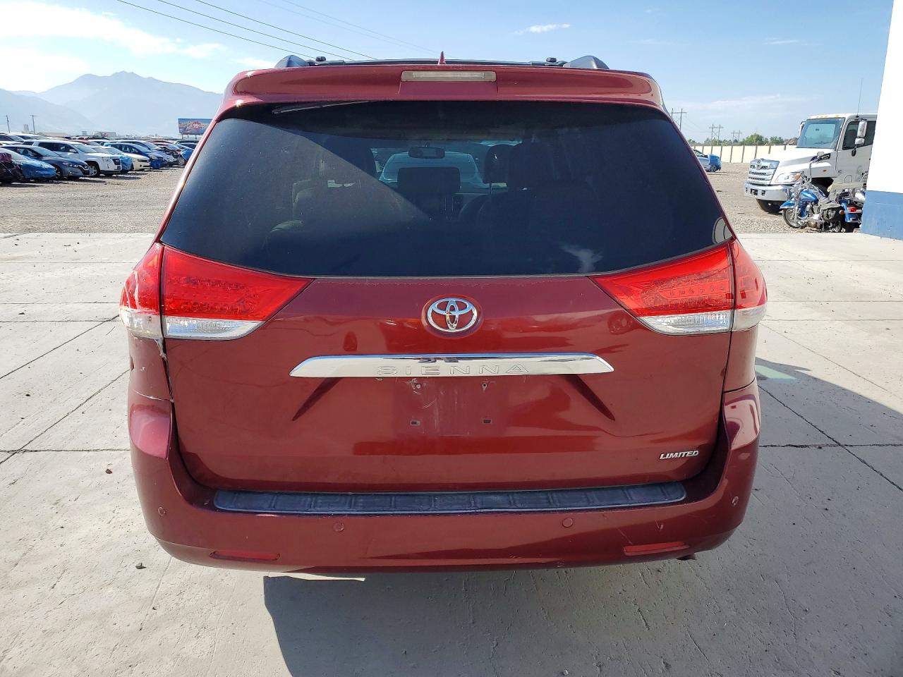 2011 Toyota Sienna Limited 7-passenger Red vin: 5TDYK3DC2BS007566
