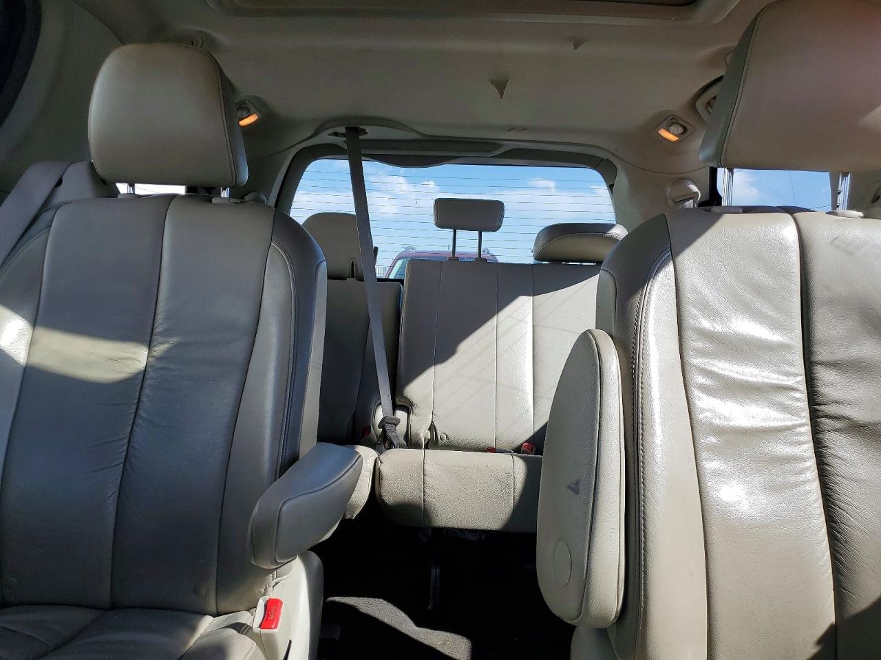 2011 Toyota Sienna Limited 7-passenger Red vin: 5TDYK3DC2BS007566