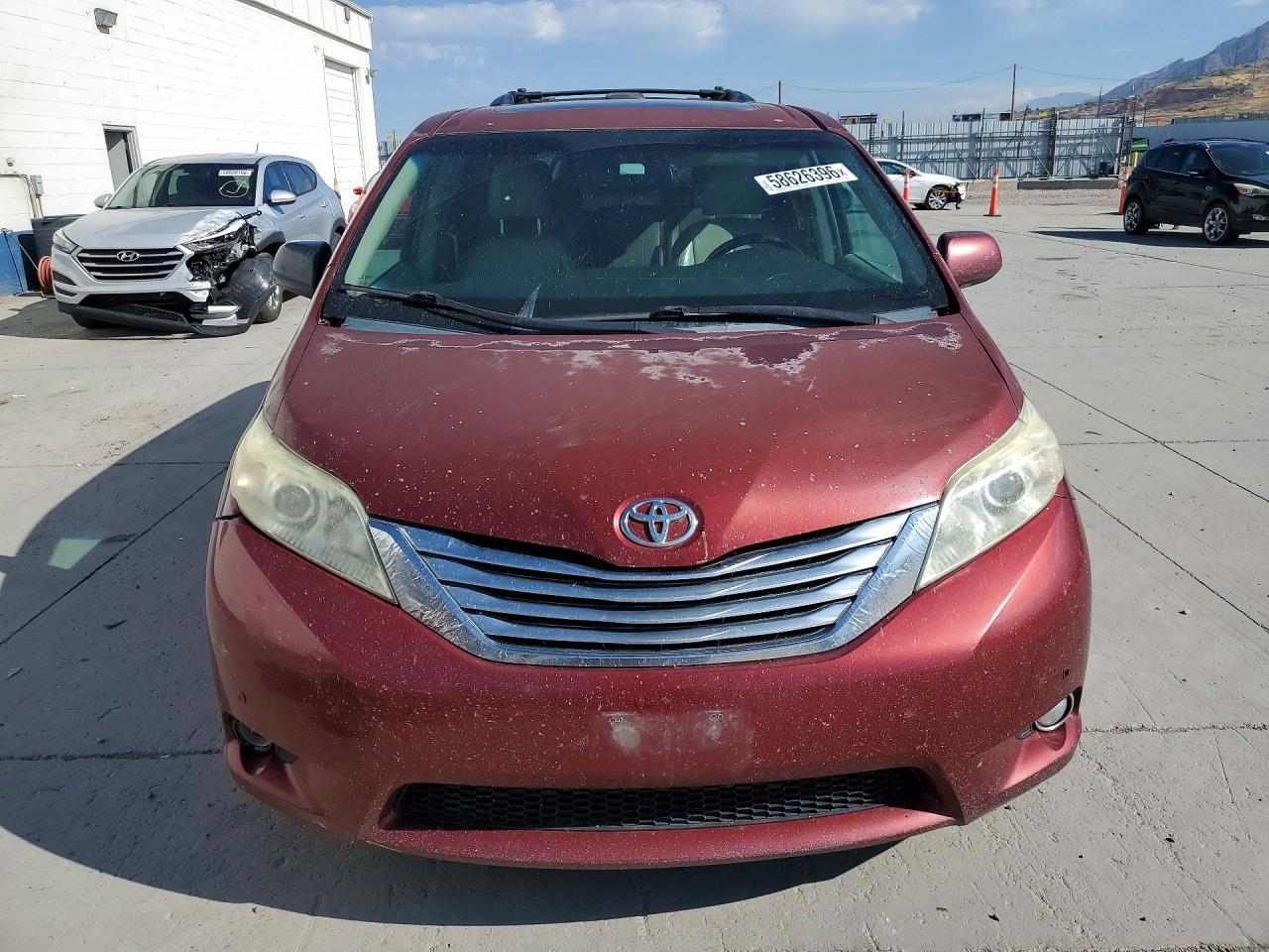 2011 Toyota Sienna Limited 7-passenger Red vin: 5TDYK3DC2BS007566