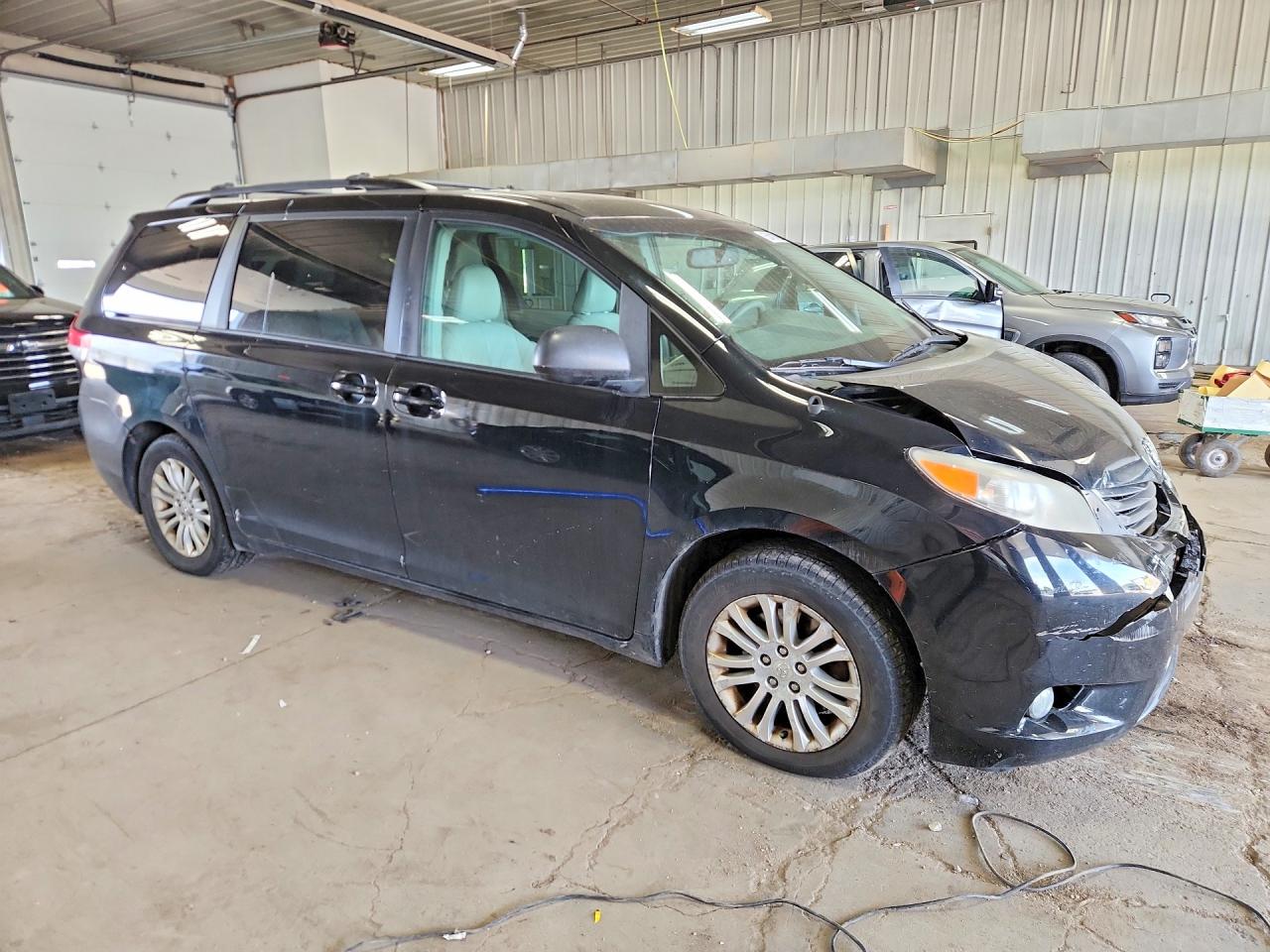 2011 Toyota Sienna Xle 8-passenger Черный vin: 5TDYK3DC2BS007888