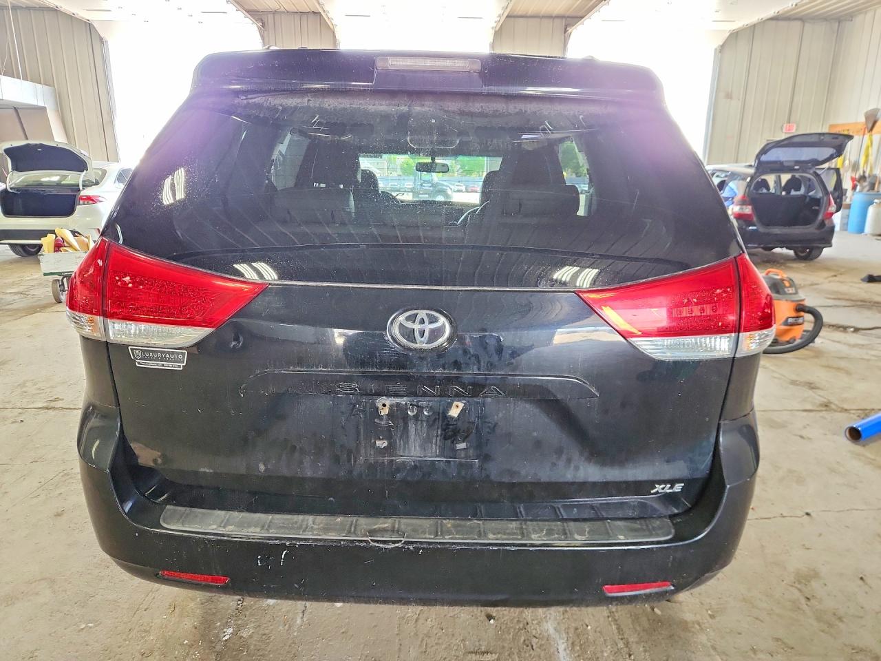 2011 Toyota Sienna Xle 8-passenger Черный vin: 5TDYK3DC2BS007888
