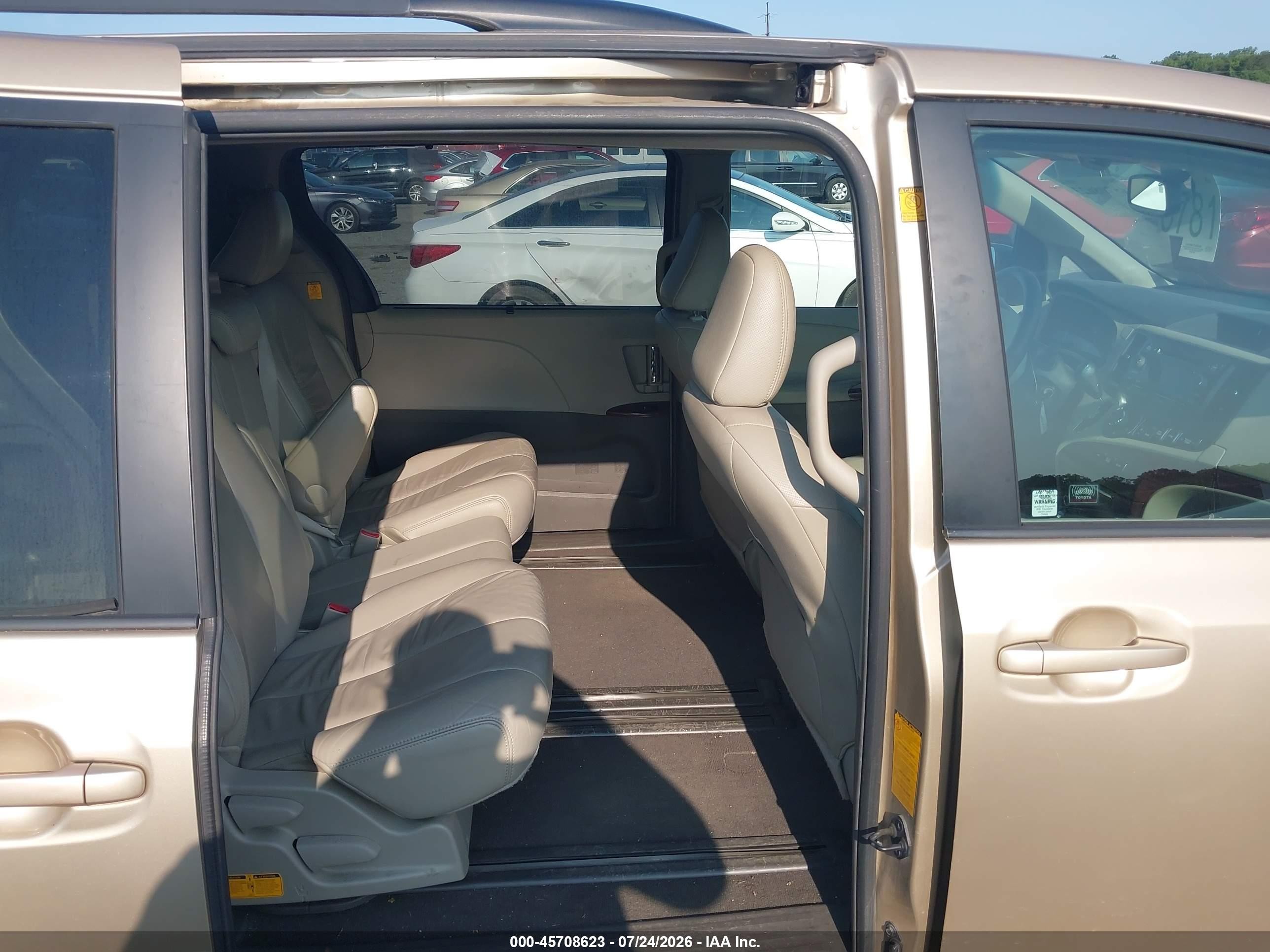 2011 Toyota Sienna Xle V6 Gold vin: 5TDYK3DC2BS016428