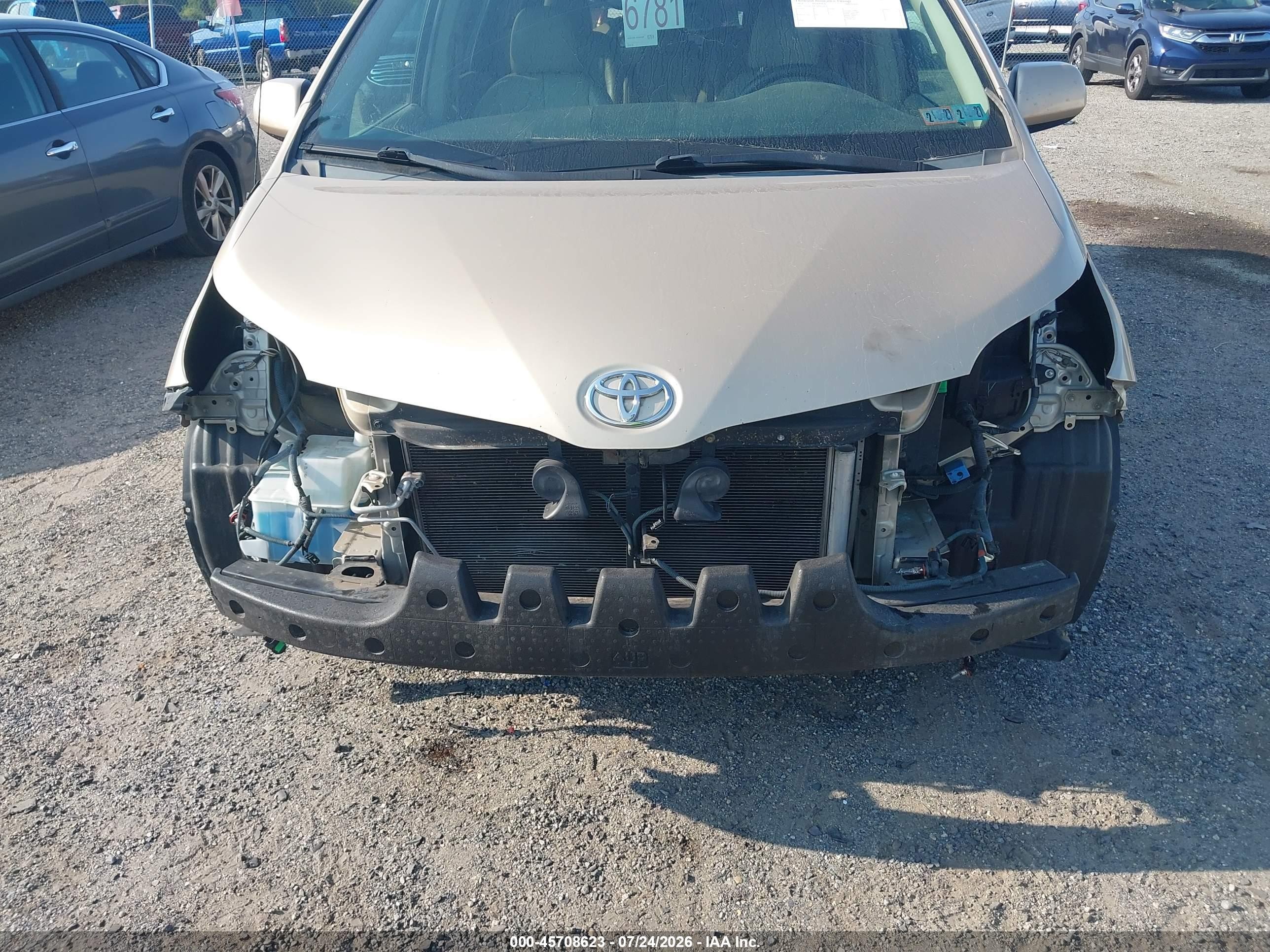 2011 Toyota Sienna Xle V6 Gold vin: 5TDYK3DC2BS016428