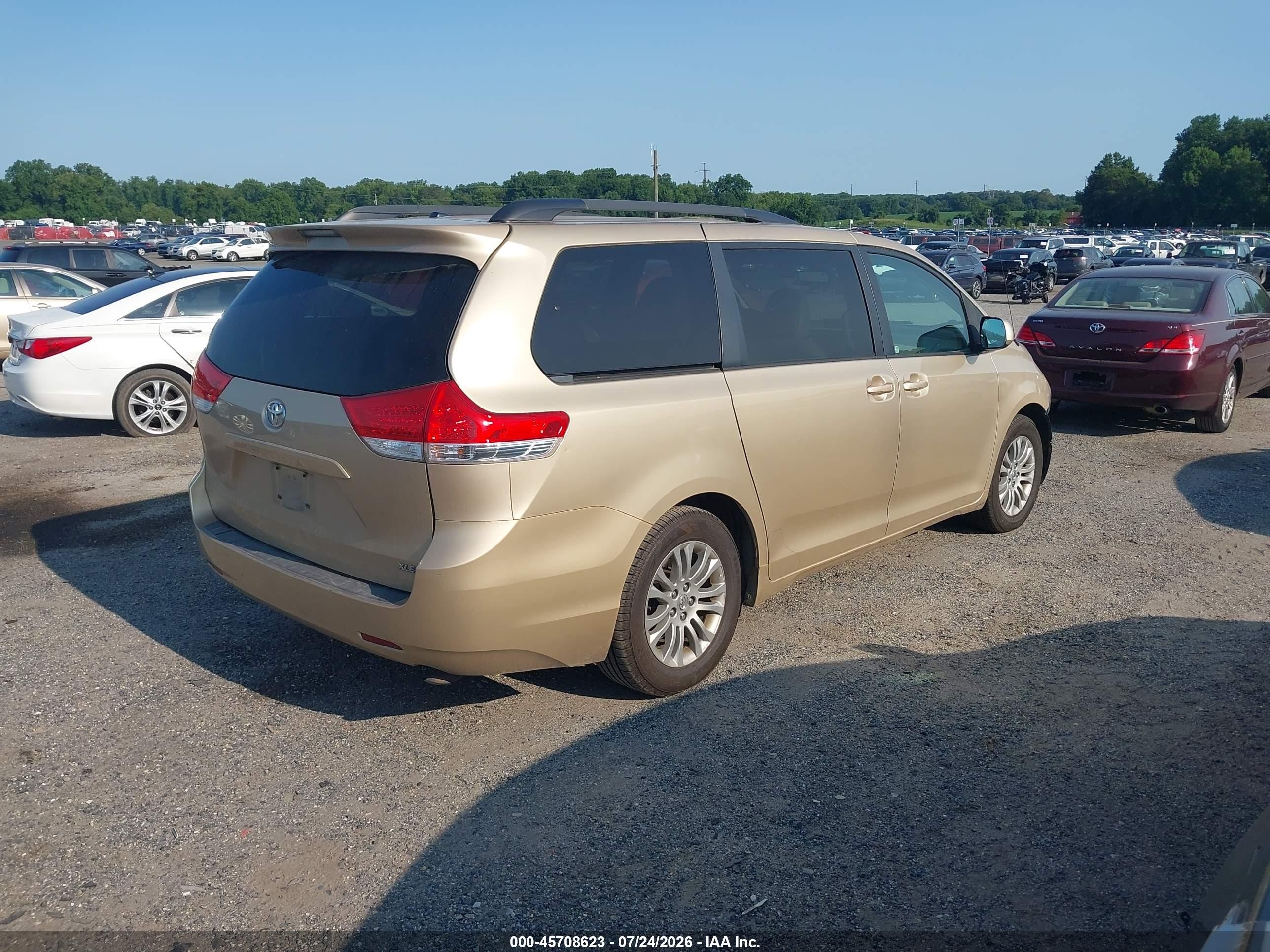 2011 Toyota Sienna Xle V6 Gold vin: 5TDYK3DC2BS016428