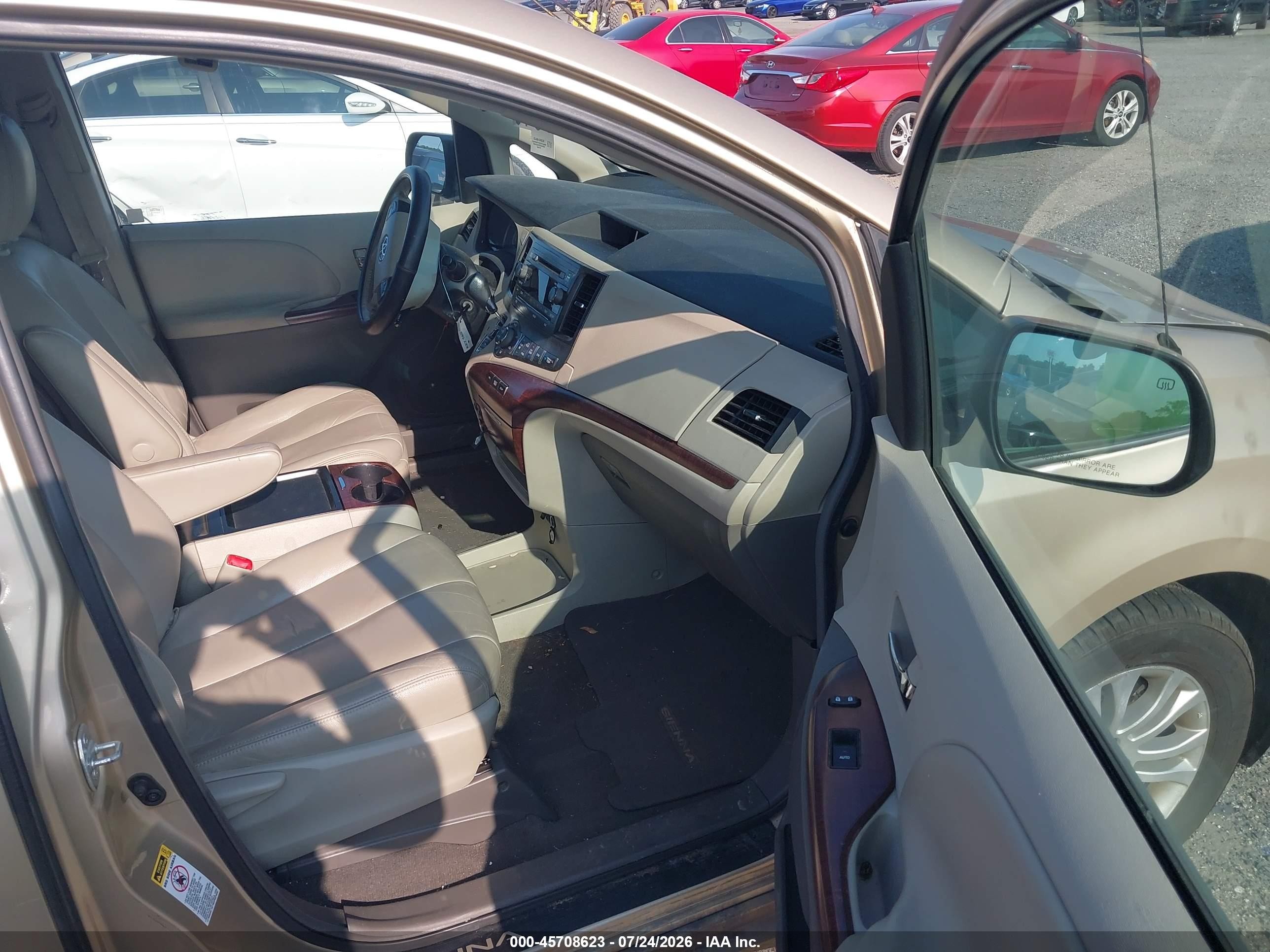 2011 Toyota Sienna Xle V6 Gold vin: 5TDYK3DC2BS016428