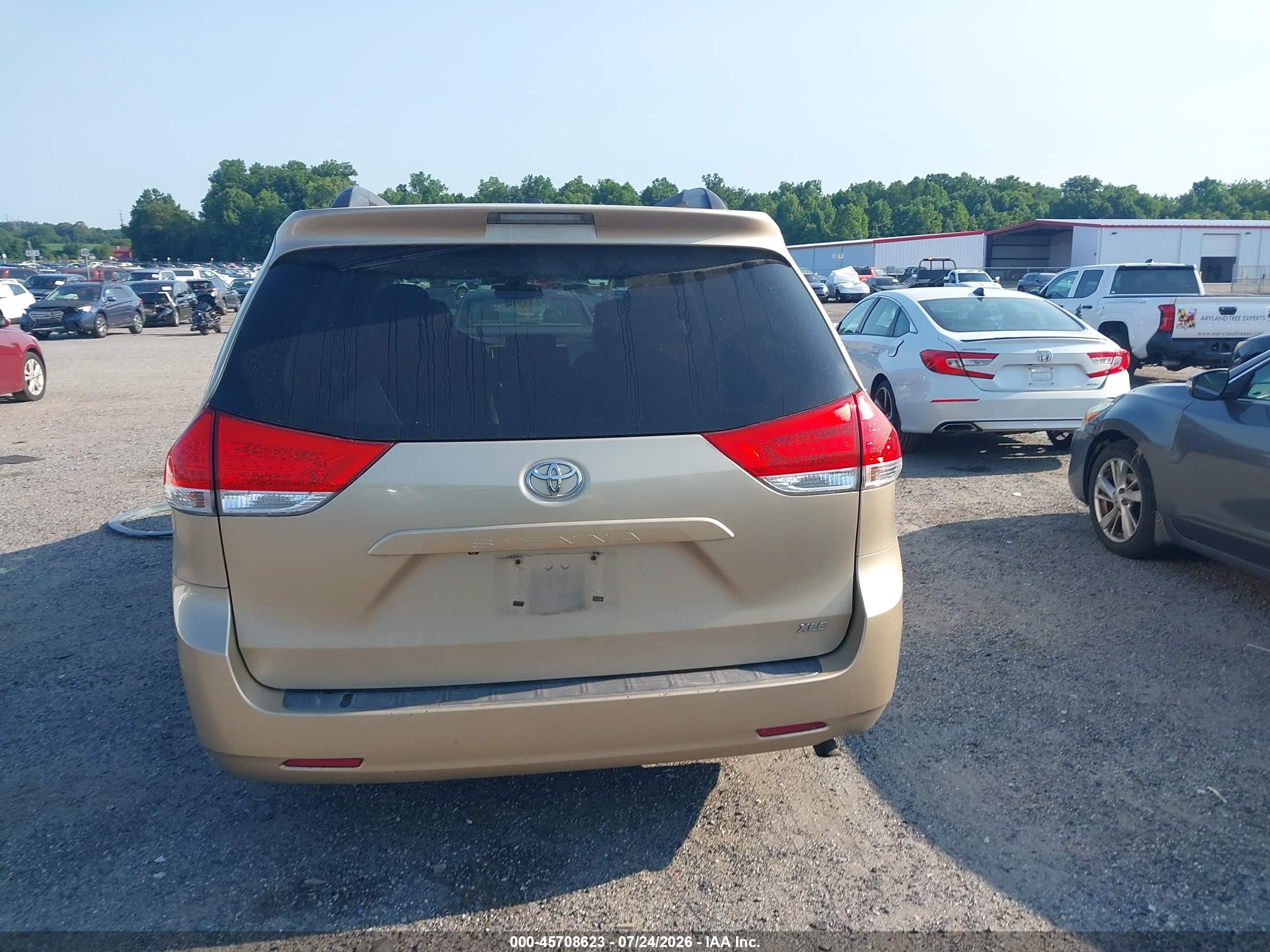 2011 Toyota Sienna Xle V6 Gold vin: 5TDYK3DC2BS016428