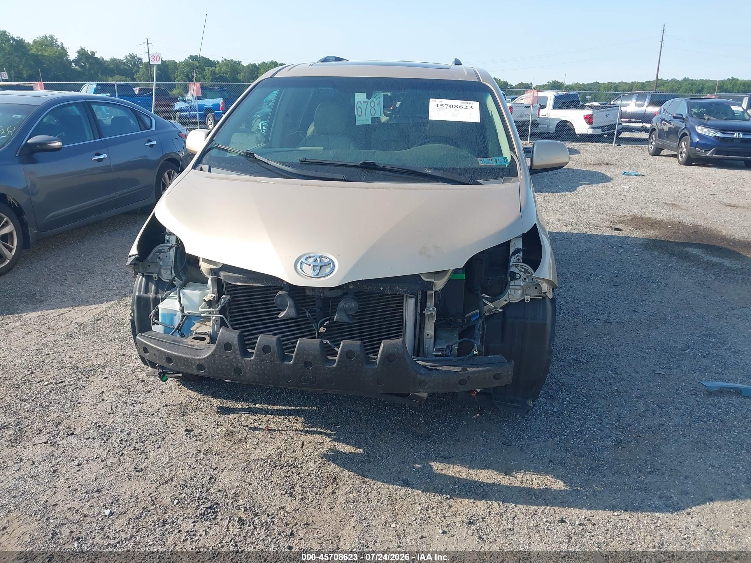 2011 Toyota Sienna Xle V6 Gold vin: 5TDYK3DC2BS016428