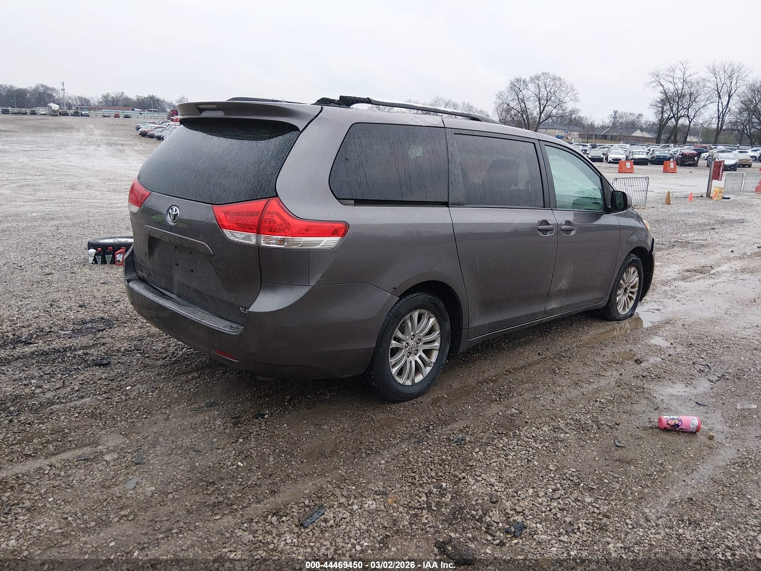 2011 Toyota Sienna Xle V6 Серый vin: 5TDYK3DC2BS032032