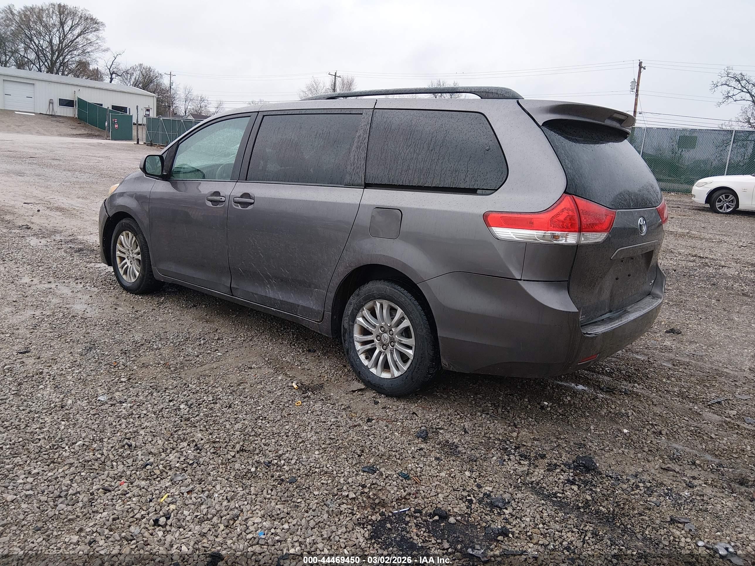 2011 Toyota Sienna Xle V6 Серый vin: 5TDYK3DC2BS032032