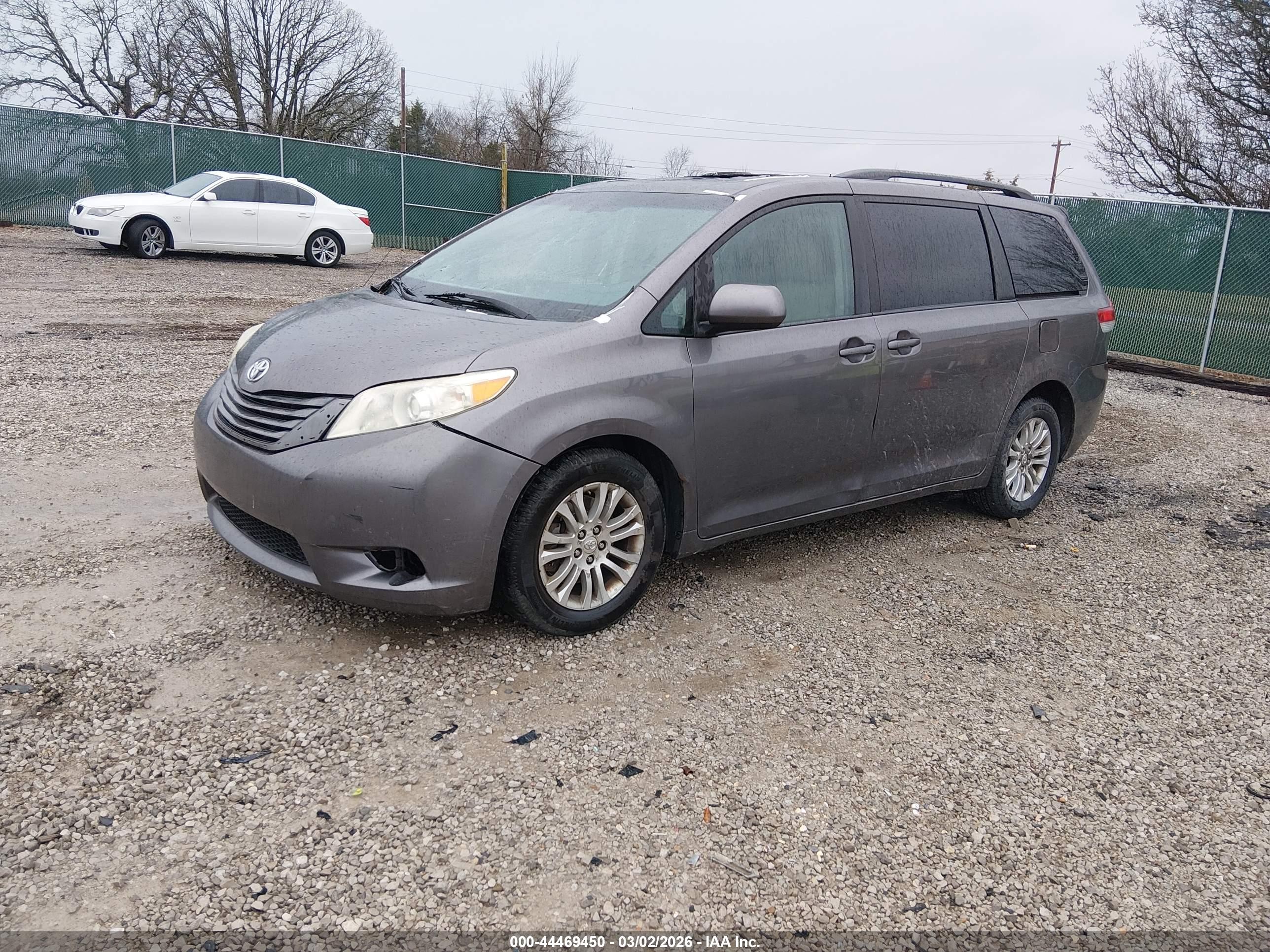 2011 Toyota Sienna Xle V6 Серый vin: 5TDYK3DC2BS032032
