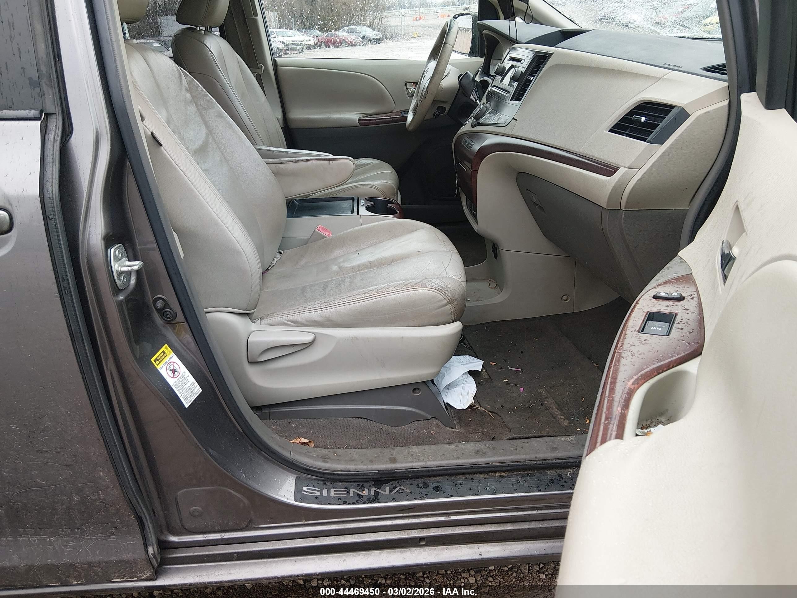 2011 Toyota Sienna Xle V6 Серый vin: 5TDYK3DC2BS032032