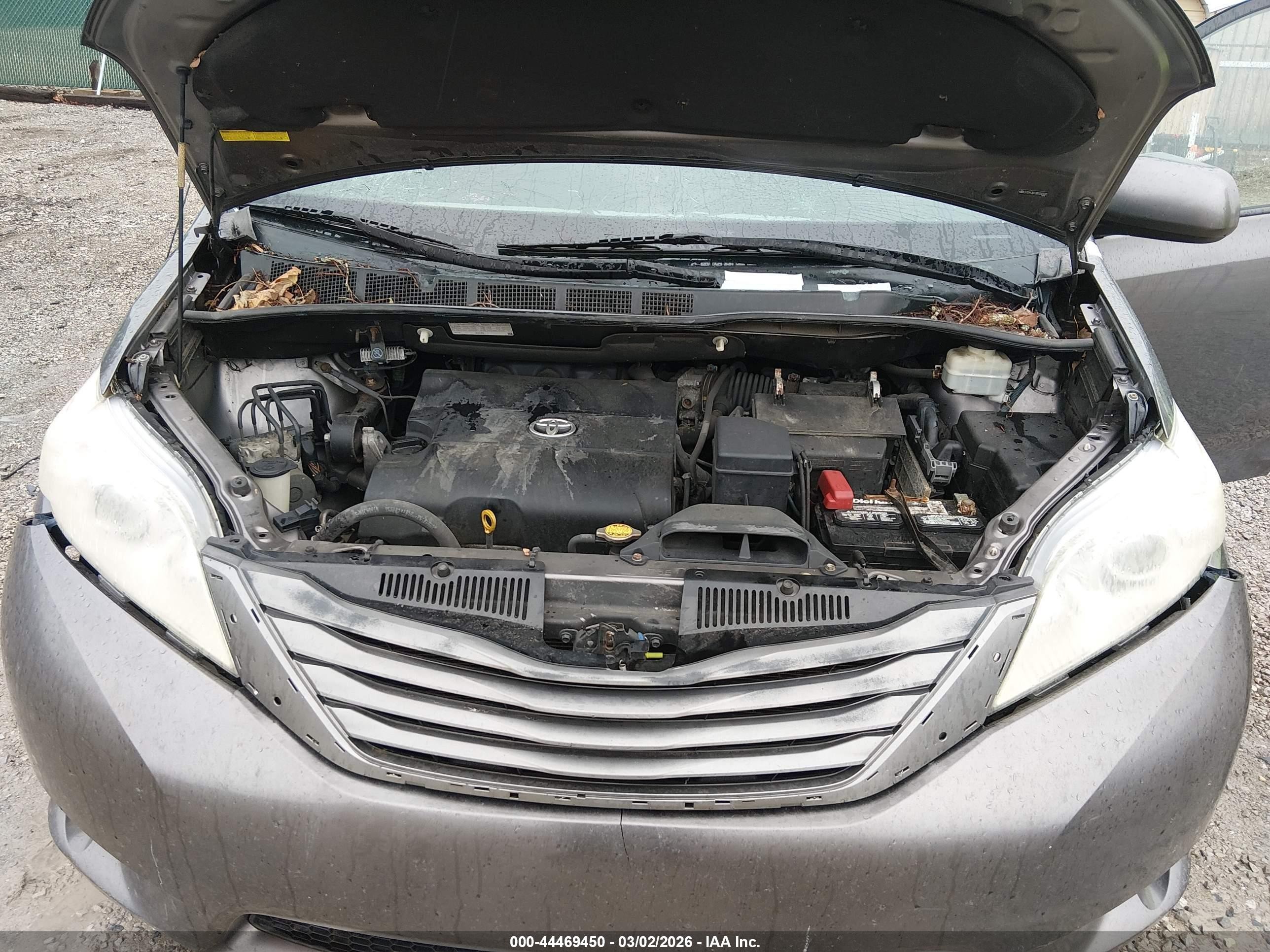2011 Toyota Sienna Xle V6 Серый vin: 5TDYK3DC2BS032032